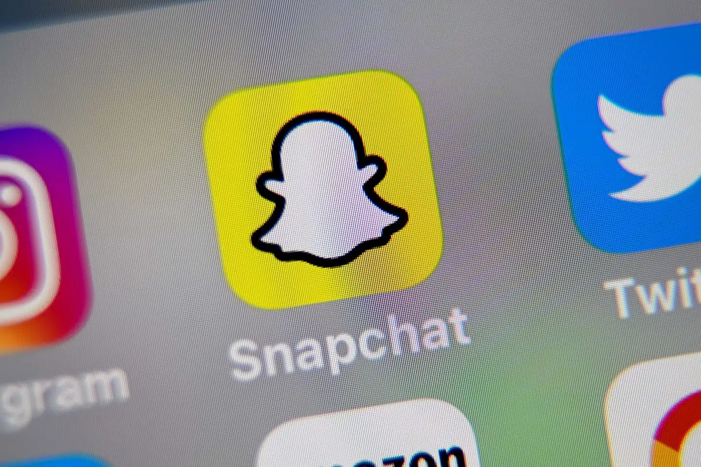 På det sociale medie Snapchat troede en lang række mænd, at de var kommet i kontakt med en ung kvinde, der solgte seksuelle ydelser. I stedet stod fire mænd bag profilen, og de er tirsdag blevet dømt for bedrageri og afpresning. (Arkivfoto) Denis Charlet/Ritzau Scanpix