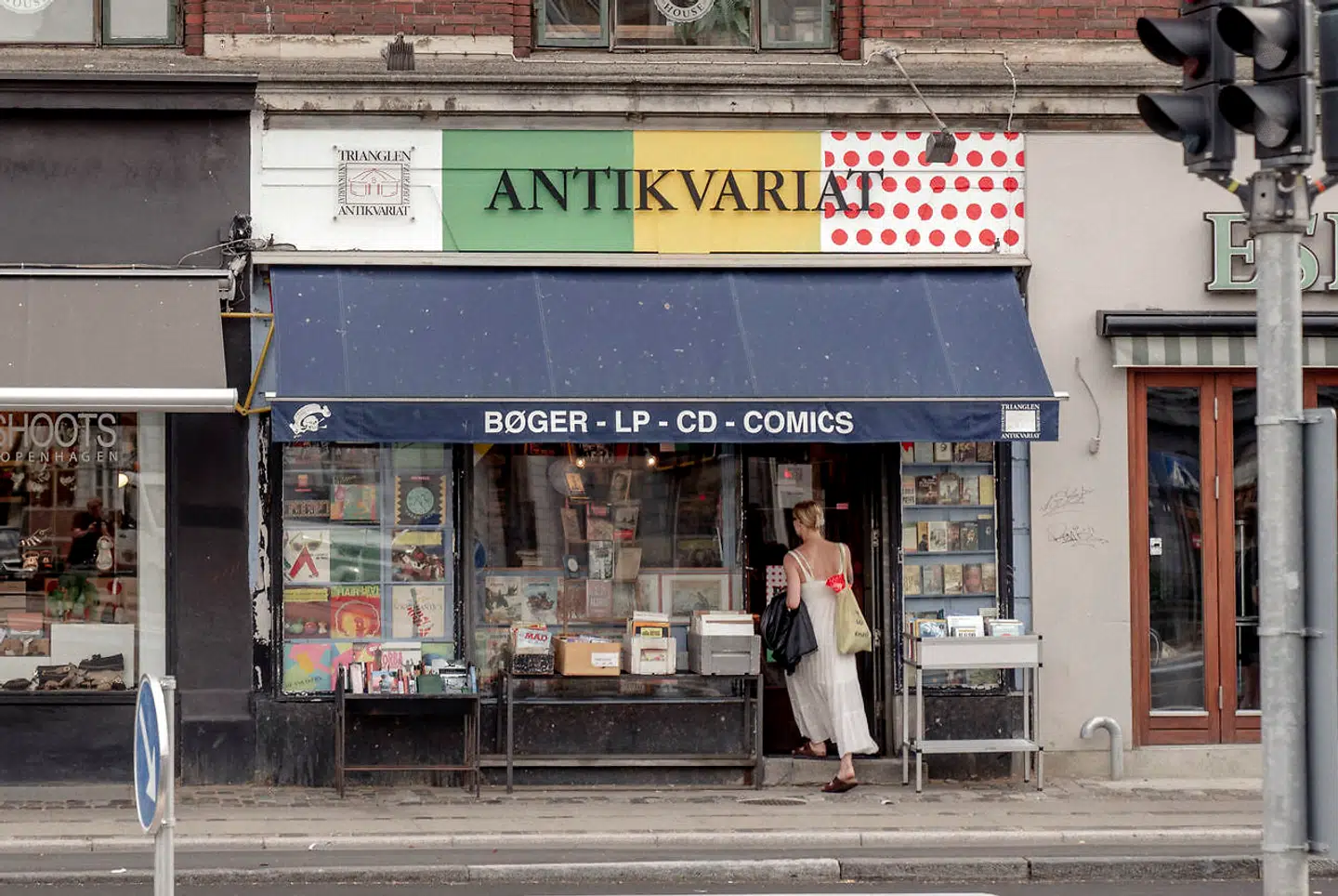 Nyt skilt til gamle sager: Antikvariatet ved Trianglen.