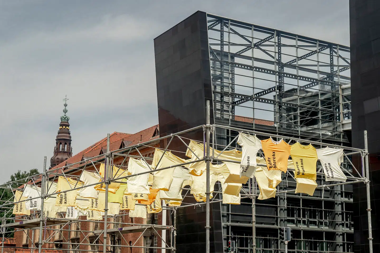 Gule trøjer hænger ved Den Sorte Diamant.