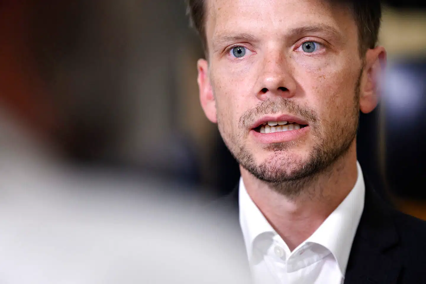 I en skriftlig kommentar til Berlingske skriver beskæftigelsesminister, Peter Hummelgaard (S), at han er »glad og stolt« over den nye kontanthjælpsaftale: »Her mener jeg, at vi har fundet den rette balance mellem at hjælpe børn med forældre i kontanthjælpssystemet, så de ikke vokser op med store afsavn, og der samtidig vil være økonomisk gevinst ved at tage et arbejde.«