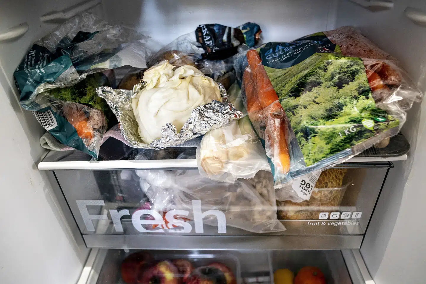 Når køleskabet skal fyldes op med dagligvarer, er det blevet 490 kroner dyrere om måneden for en gennemsnitlig børnefamilie, viser beregninger fra Fødevareministeriet. (Arkivfoto). Henning Bagger/Ritzau Scanpix