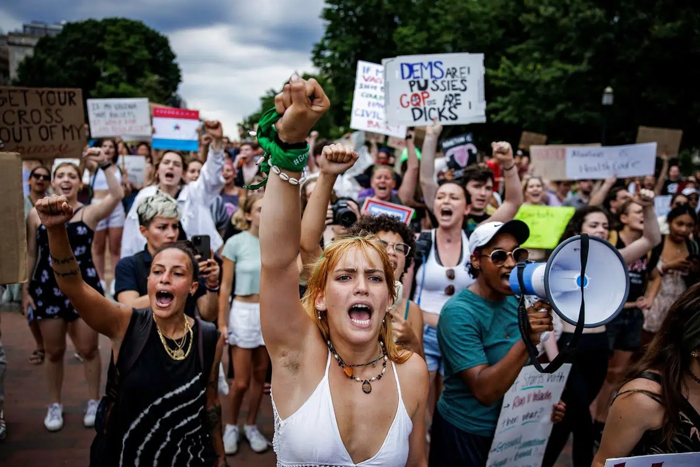 »Udover de åbenlyse konflikter og problemstillinger, som en udfasning af retten til abort medfører, så er det et kolossalt tab for den frie, fornuftige og ligestillede vestlige verden,« skriver Nicklas Verne.