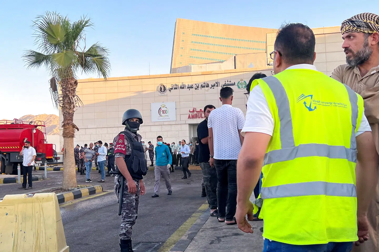 Folk ses her ude foran et hospital efter gasulykken mandag i Akaba. Stringer/Reuters