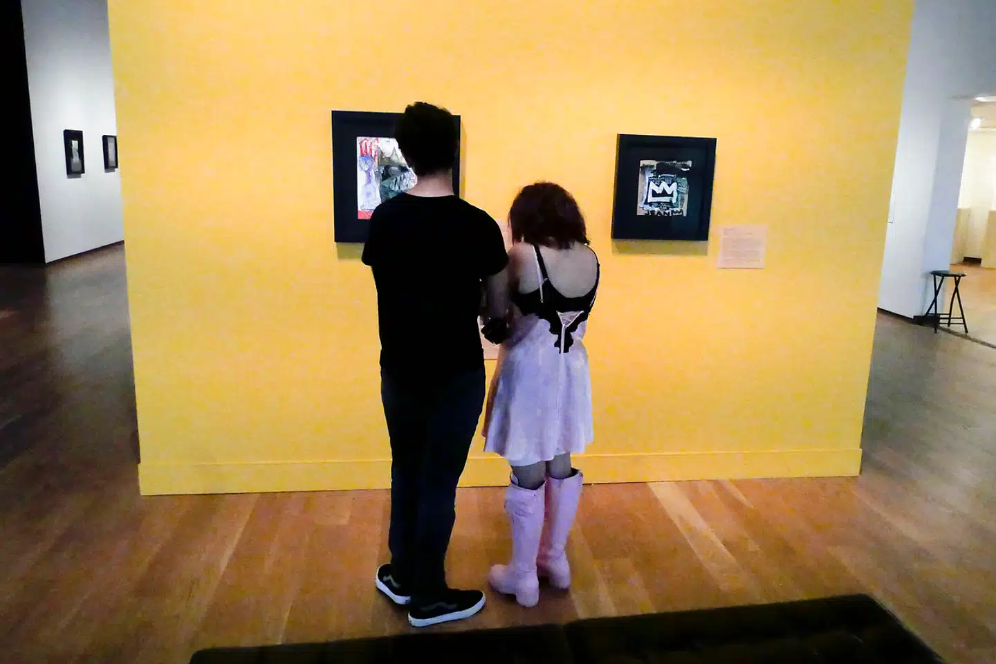Besøgende på udstillingen med Jean-Michel Basquiat på Orlando Museum of Art i Florida inden FBI beslaglagde værkerne.