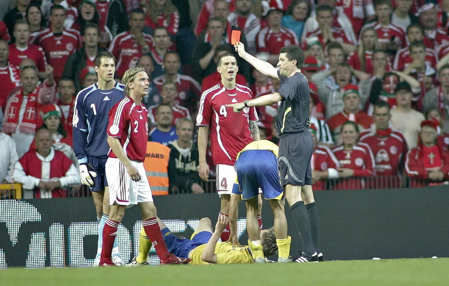 Under EM-kvalifikationskampen mellem Danmark og Sverige i Parken i 2007 gav dommeren danske Christian Poulsen det røde kort. Kampen blev sekunder senere afbrudt, efter en tilskuer løb på banen og langede ud efter dommeren.