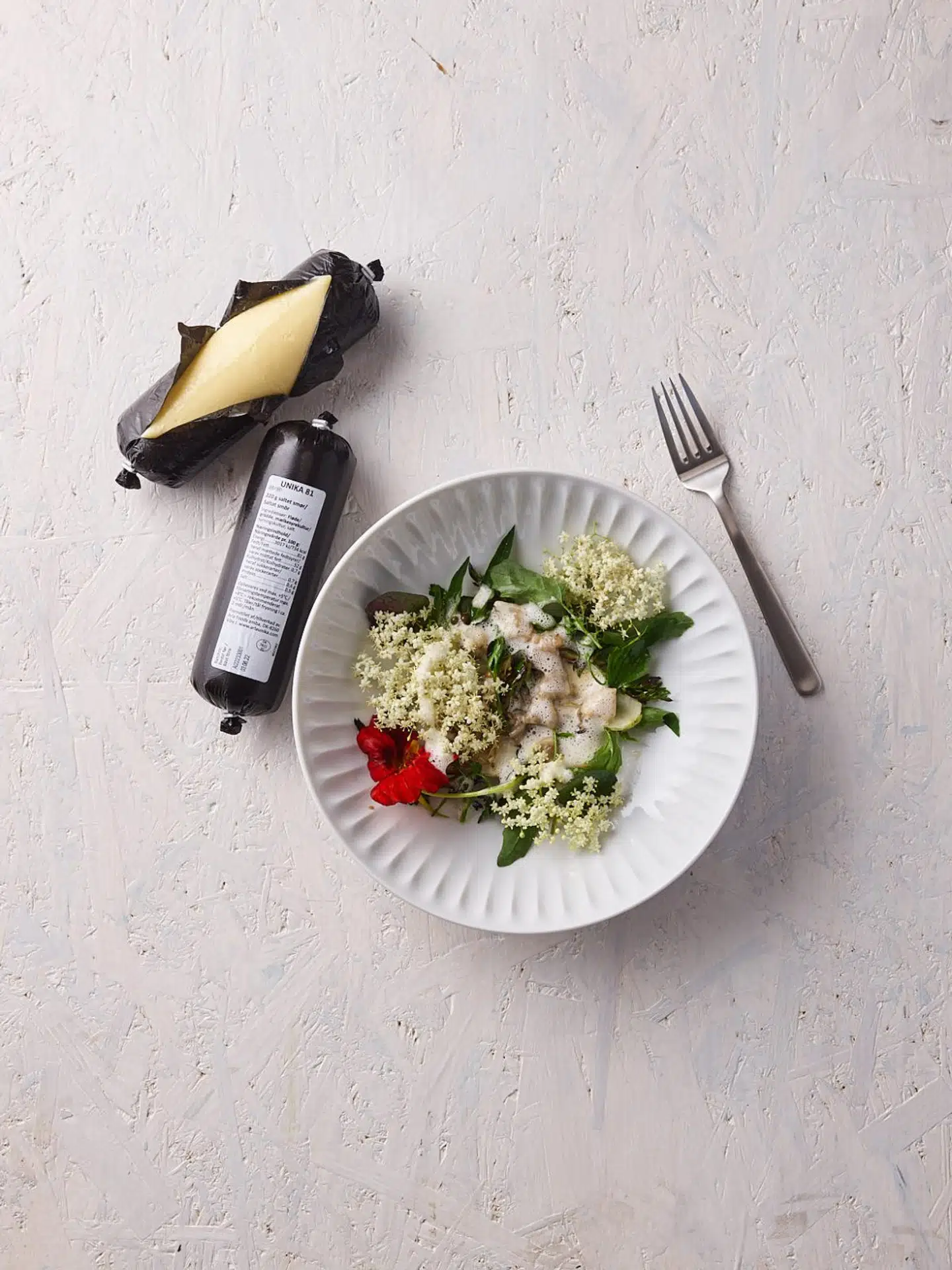 Her er vinderforretten: Stegte hvide asparges med vinaigrette på limfjordsøsters fra Venø Seafood, myrer, salat på hyldeblomst og tallerkensmækker fra Kumlehøj med en skummende sauce på Unika 81 smør fra Arla Unika.