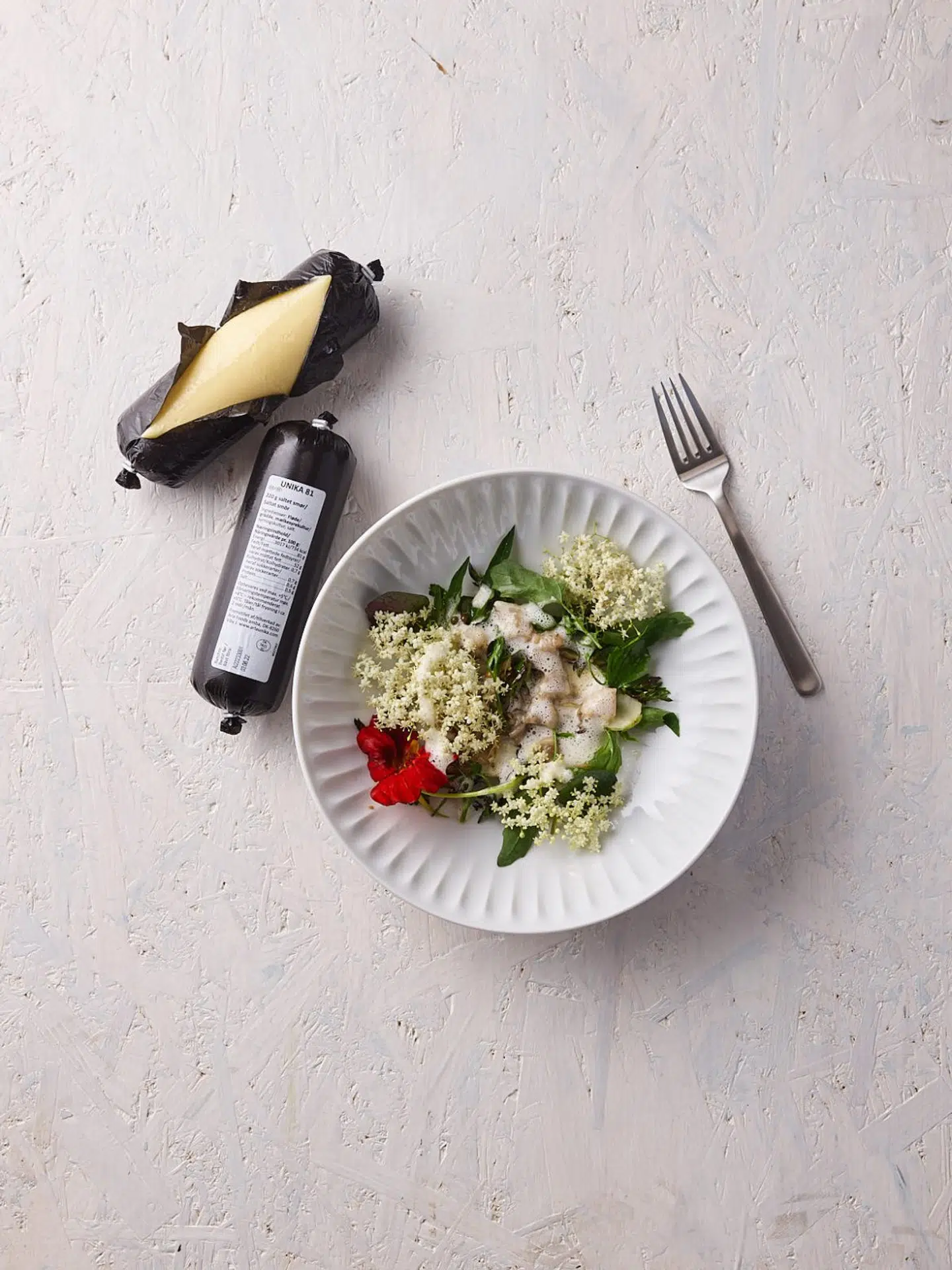 Her er vinderforretten: Stegte hvide asparges med vinaigrette på limfjordsøsters fra Venø Seafood, myrer, salat på hyldeblomst og tallerkensmækker fra Kumlehøj med en skummende sauce på Unika 81 smør fra Arla Unika.