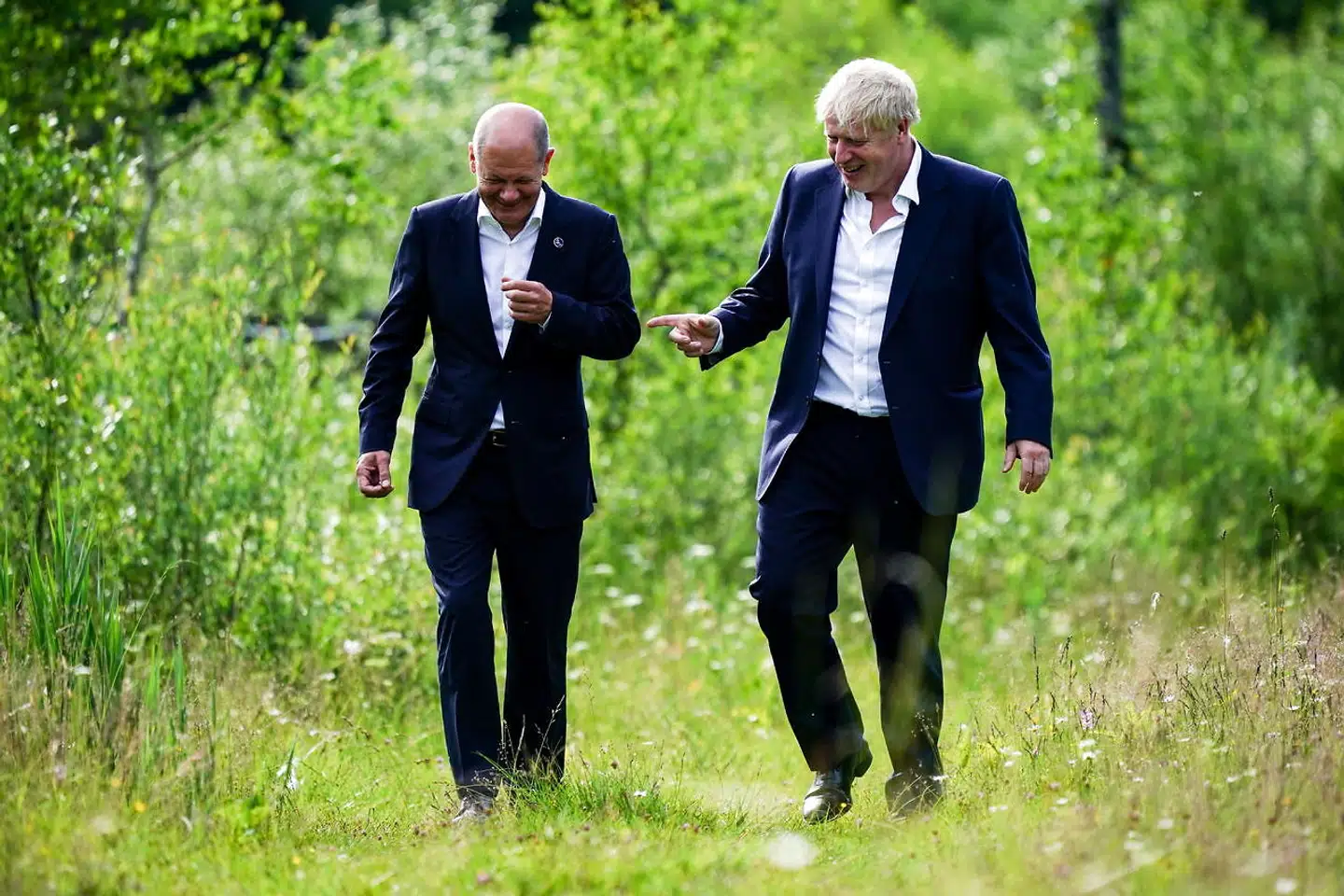 Både Boris Johnson og Joe Biden roser nu den tyske kansler, Olaf Scholz, for hans lederskab under krigen i Ukraine. For Boris Johnsons vedkommende handler hans ros til Olaf Scholz om en beundring. Her ses Johnson og Scholz i Bayern, Tyskland, forud for G7-topmødet, som Tyskland er vært for.