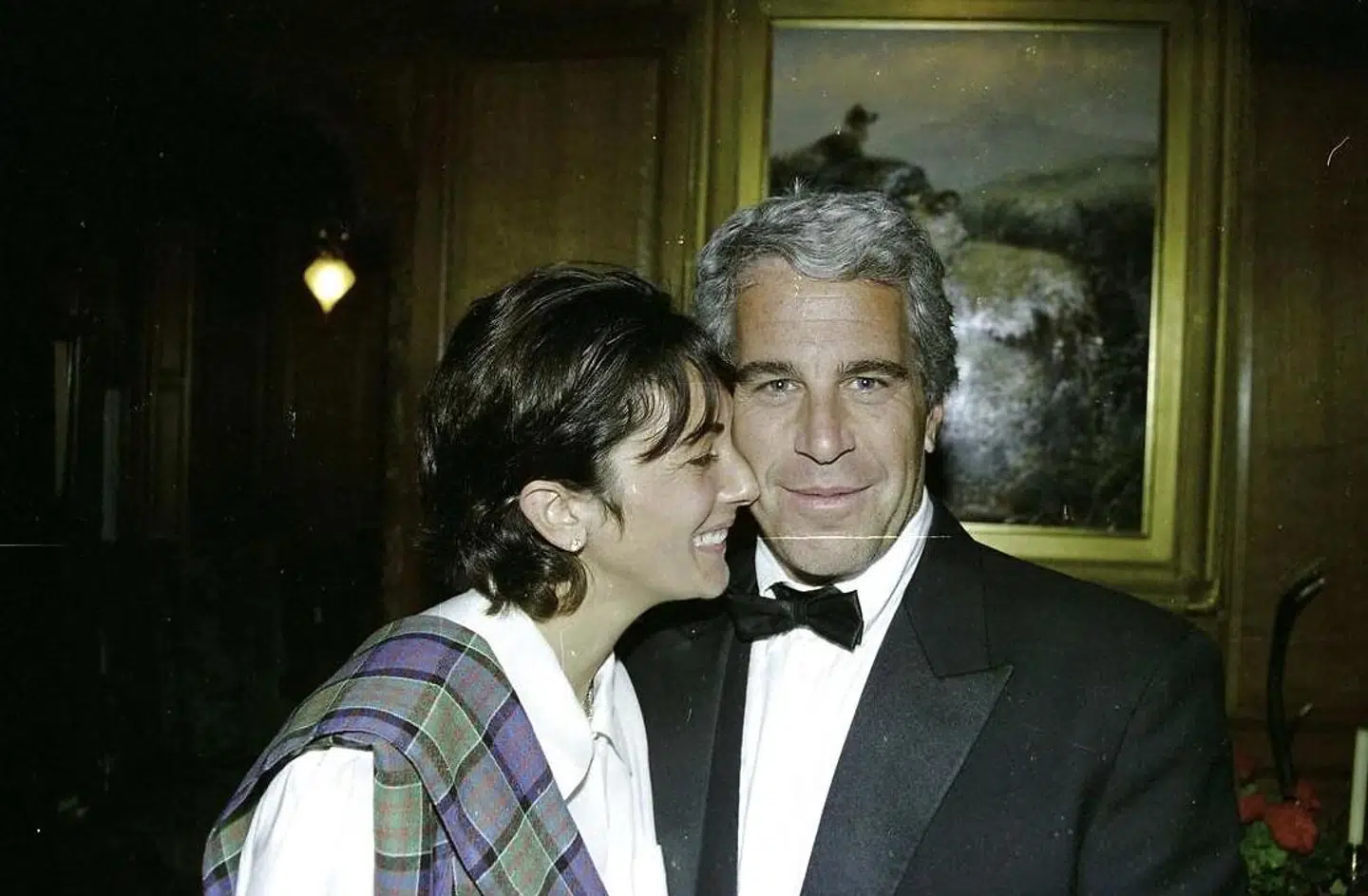 Ghislane Maxwell er kendt skyldig i at rekruttere og manipulere fire piger til at have sex med Jeffrey Epstein, som hun tidligere var kærester med. Overgrebene skete i perioden 1994 til 2004.