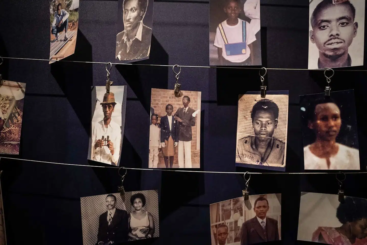 Billeder af ofre for folkedrabet på Kigali Genocide Memorial i Rwandas hovedstad Kigali. Mens verdens øjne er rettet mod Rwanda, er en dansk statsborger hovedperson i opsigtsvækkende retssag.