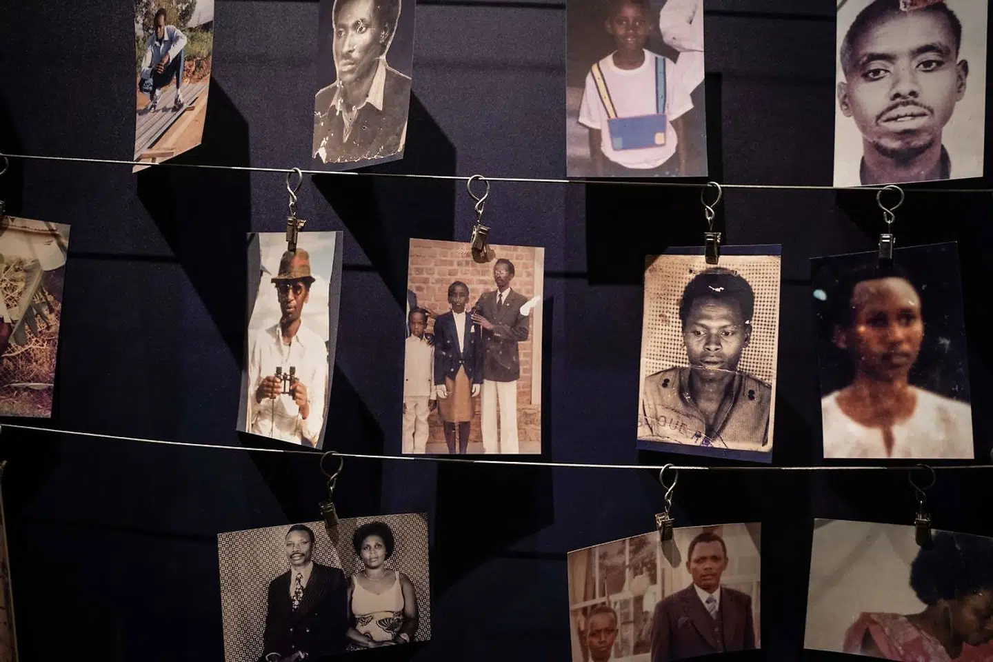 Billeder af ofre for folkedrabet på Kigali Genocide Memorial i Rwandas hovedstad Kigali. Mens verdens øjne er rettet mod Rwanda, er en dansk statsborger hovedperson i opsigtsvækkende retssag.