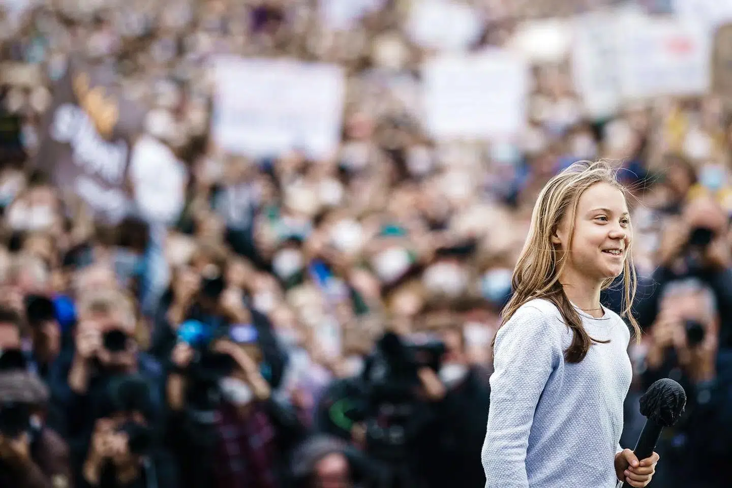 »Vi har jo selv været med til at skabe en verden, hvor unge meget hurtigere er blevet voksne, engagerede og ansvarlige med en stor lyst til at tage del i samfundet. Tænk på, hvor den grønne omstilling havde været uden ungdommens pres for forandring,« skriver Jon Stephensen.
