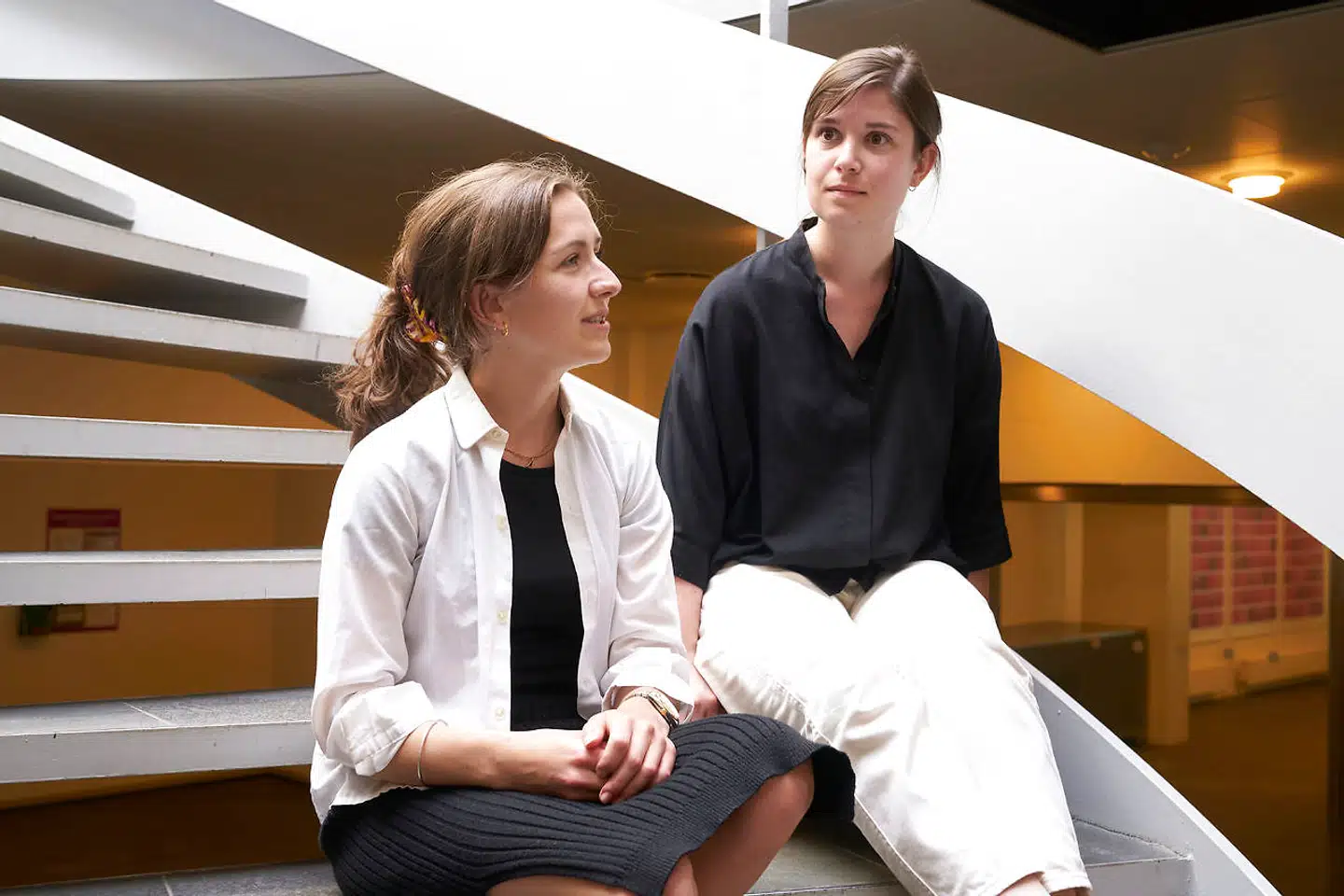 »Med den gennemsnitlige udledning, som produkter har i dag, vil en indkomst på 96.473 danske kroner om året svare til et bæredygtigt niveau,« skriver Caroline Herlev Gebara og Pernille Krogh Ohms (t.h.) om sammenhængen mellem indkomst, forbrug og klimabelastning.