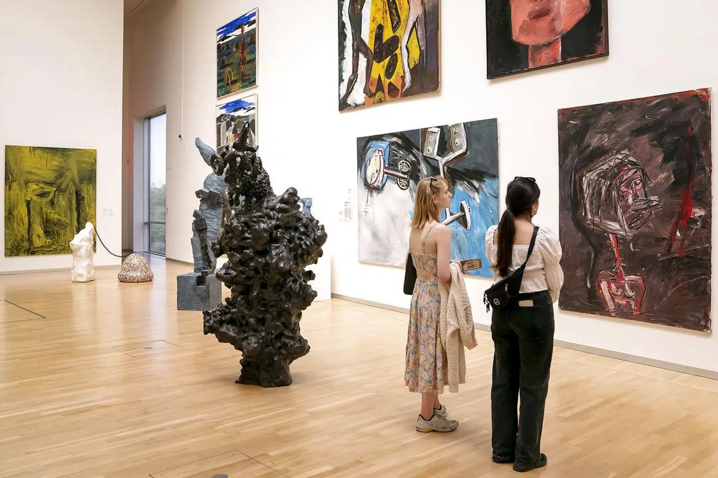 »Kunsten bliver desværre hurtigt til de rige børns legeplads. Det kræver enorm tryghed at vælge kunstnervejen. Du er godt stillet, hvis du bor i et forældrekøb, mens du kæmper for at blive udstillet eller lyttet på Spotify,« skriver Loa Brix og Gitte Blom Christensen.