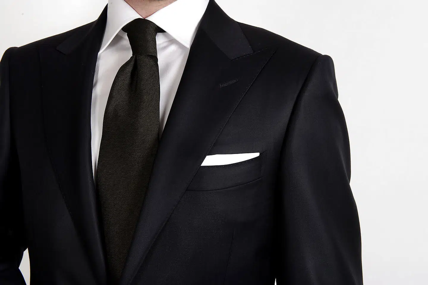 Er der én bestemt type mænd, attraktive kvinder absolut ikke gider og helst stiller ud til storskrald efter første date, er det ham, der vil imponere og hele tiden fokuserer på, hvad andre synes om ham, mener forfatter til datingbog.