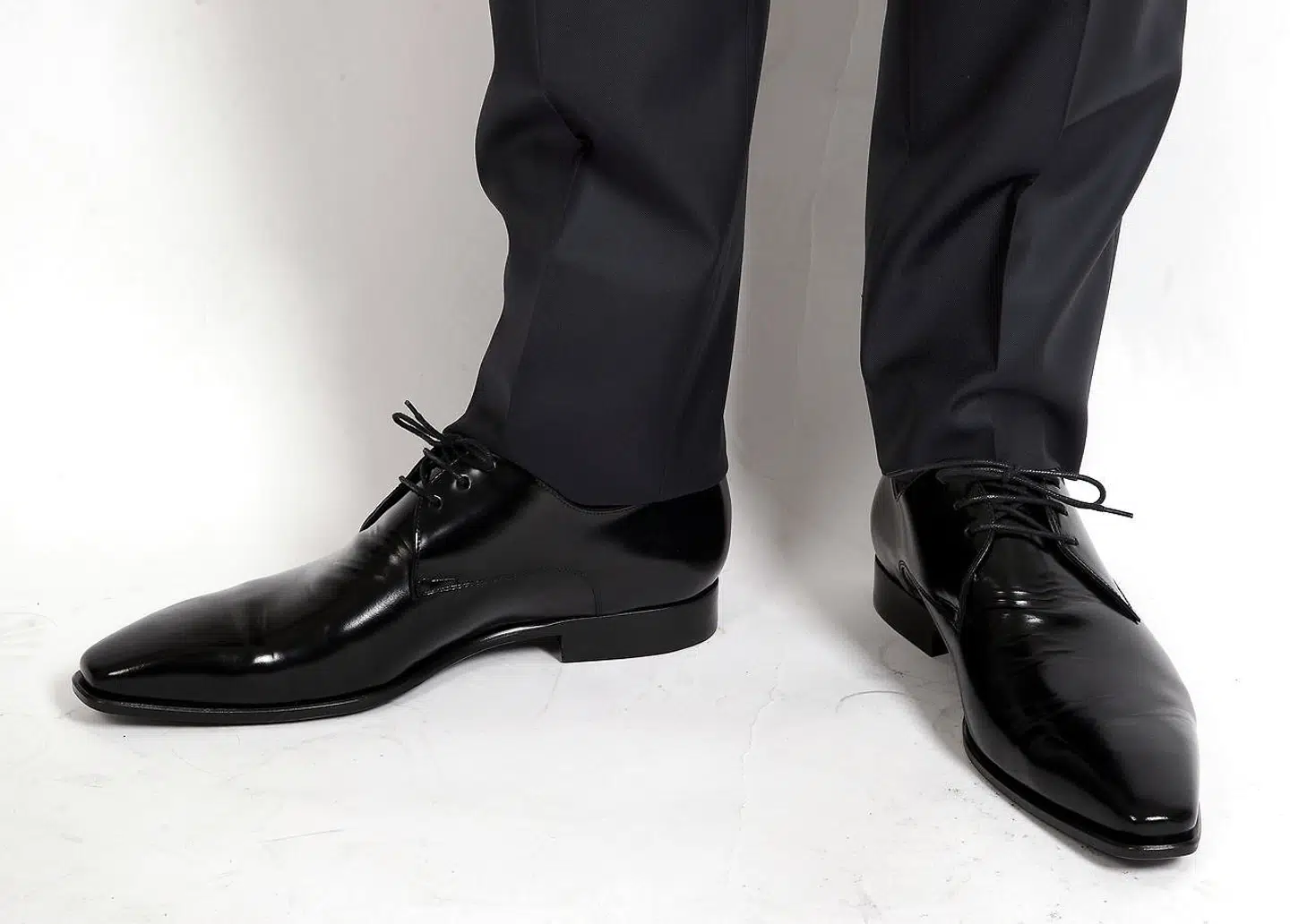 De fleste er bedøvet af nervøsitet den første gang, de skal mødes med ham eller hende, de har aftalt en date med. Ifølge parterapeut og coach i dating, Ingrid Ann Watson, fumler nogle rundt og har travlt med at gøre et godt indtryk eller bare finde på noget at sige. »Derfor er det ikke lige på det tidspunkt, man smider sig selv ind på bordet og virkelig viser, hvem man er,« siger hun.