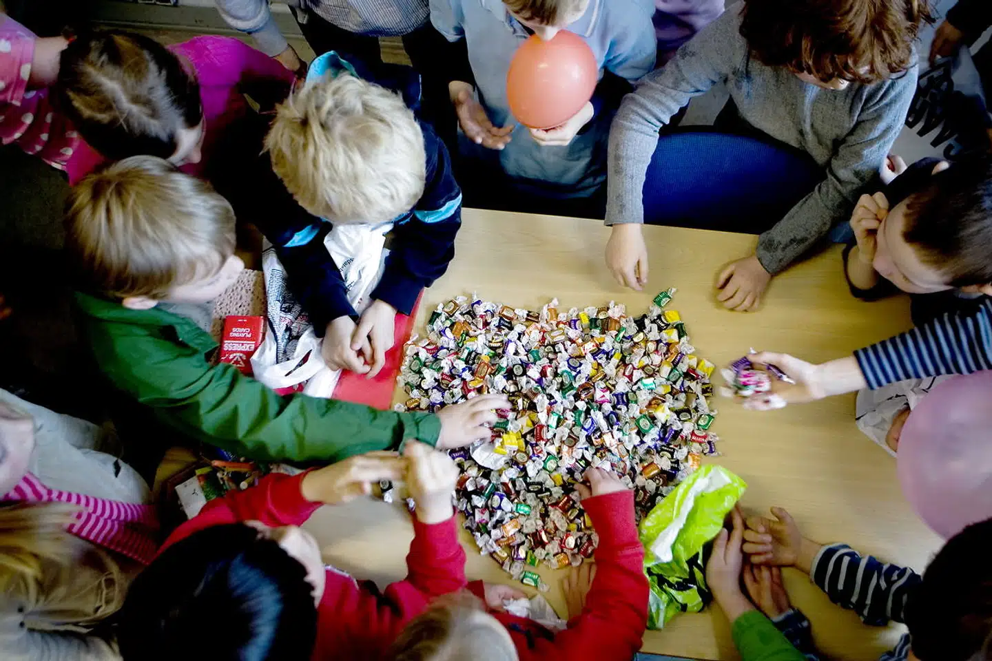 På 9. klassernes sidste skoledag er der tradition for at kaste med karameller.