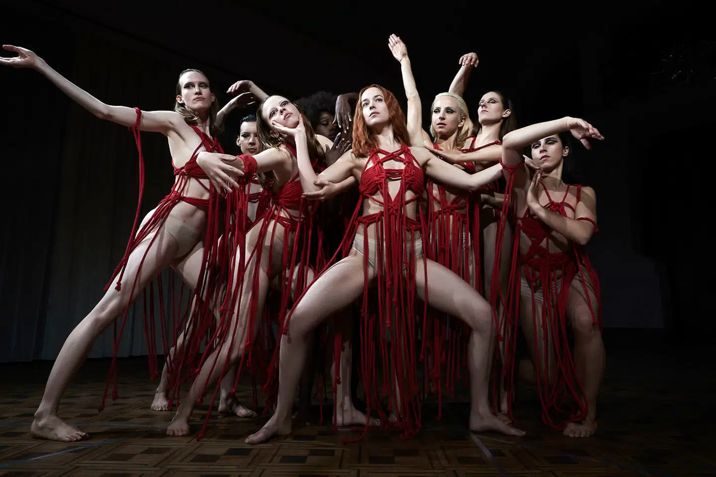 Mia Goth som Sara og Dakota Johnson som Susie i »Suspiria«.