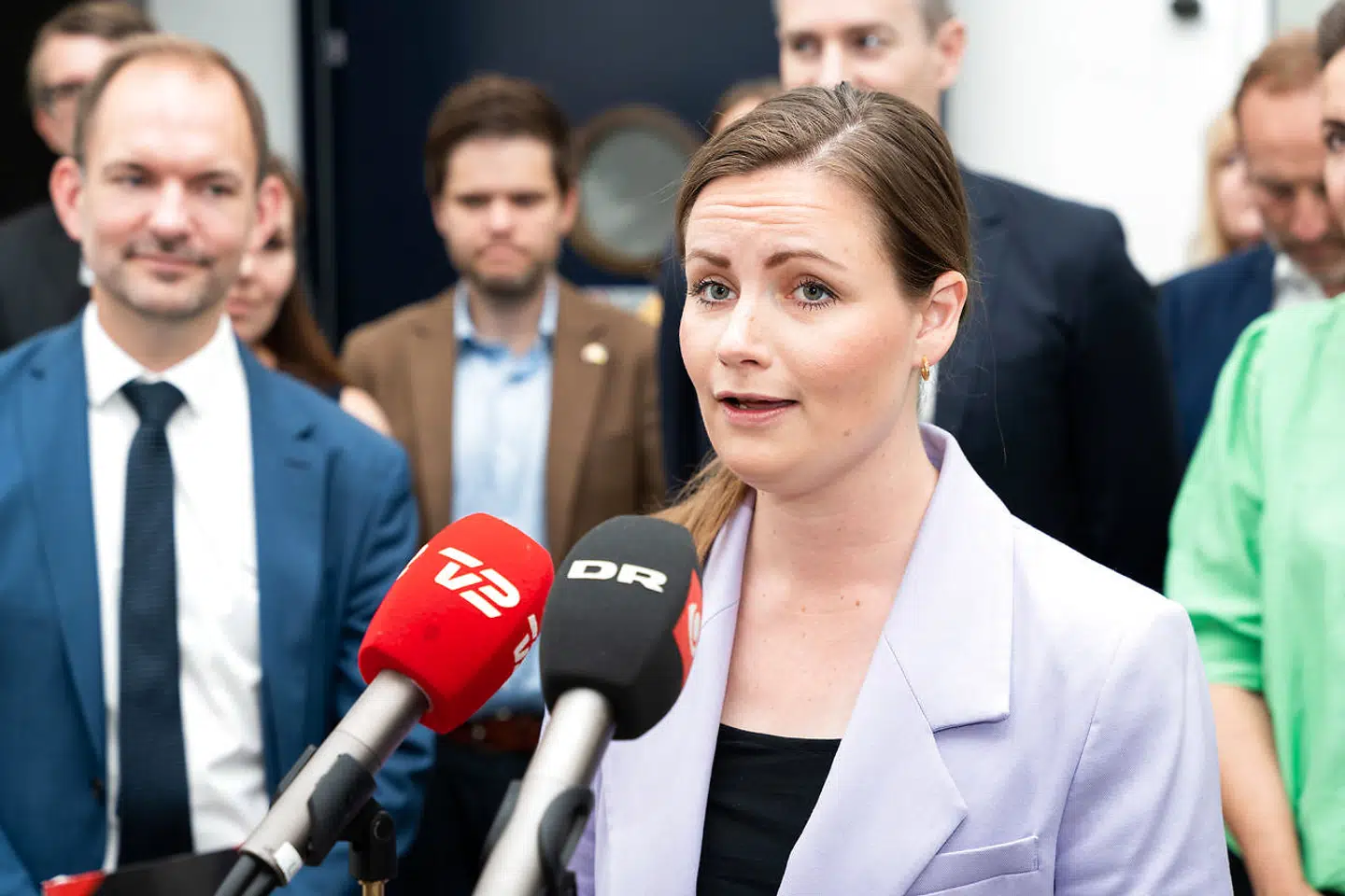 Mai Villadsen (EL) stod to timer inden præsentationen af en grøn skattereform til doorstep samme sted og var med i en aftale om kompensation til danskere ramt af inflationen. Nu kritiserer hun i hårde vendinger regeringens »historisk grønne aftale« for i virkeligheden at være »kulsort«.