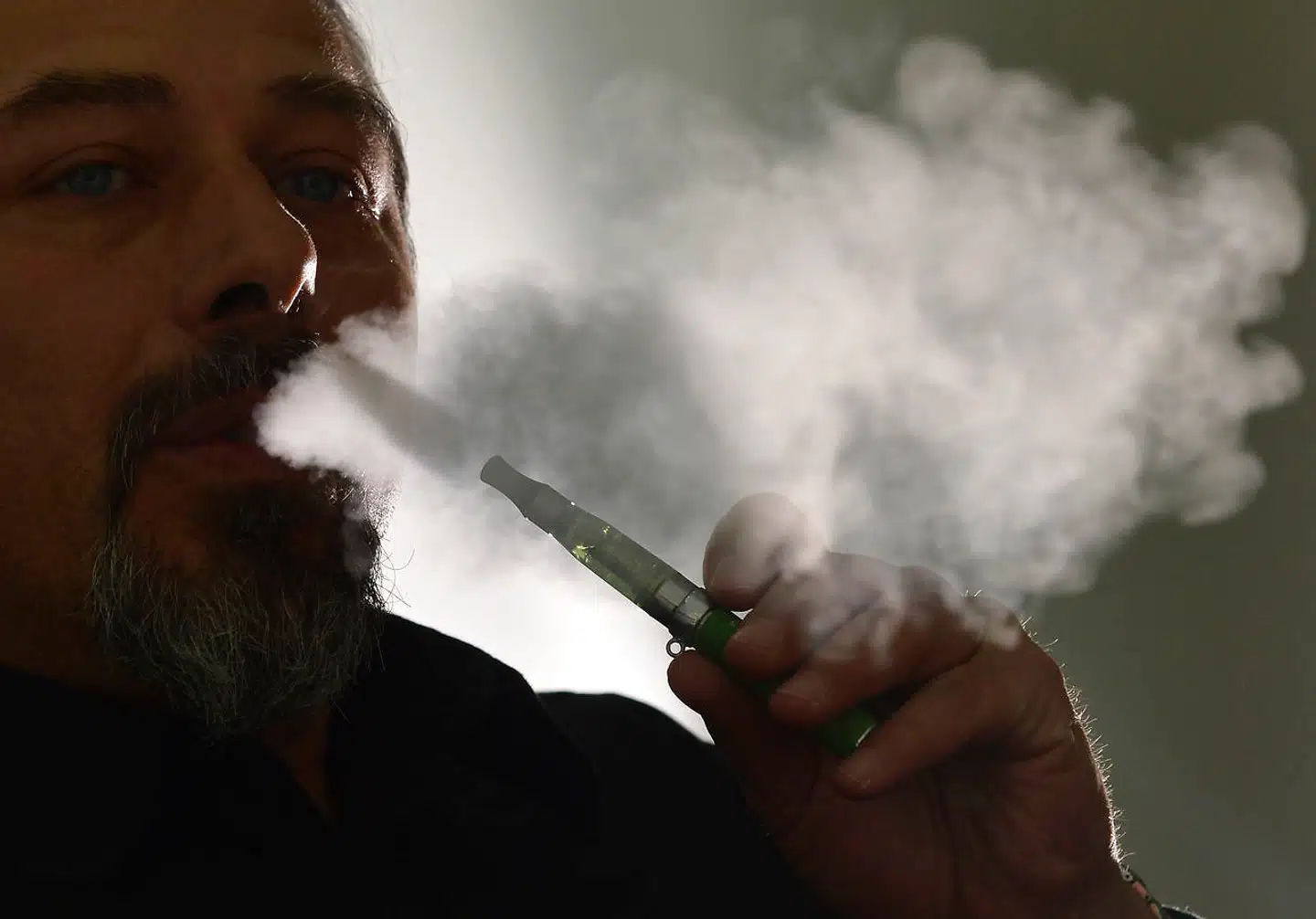 I et konkret tilfælde var den normale væske i en cigaret erstattet med såkaldt »Skyfall«, mener myndighederne. Manden på billedet har intet med sagen at gøre.