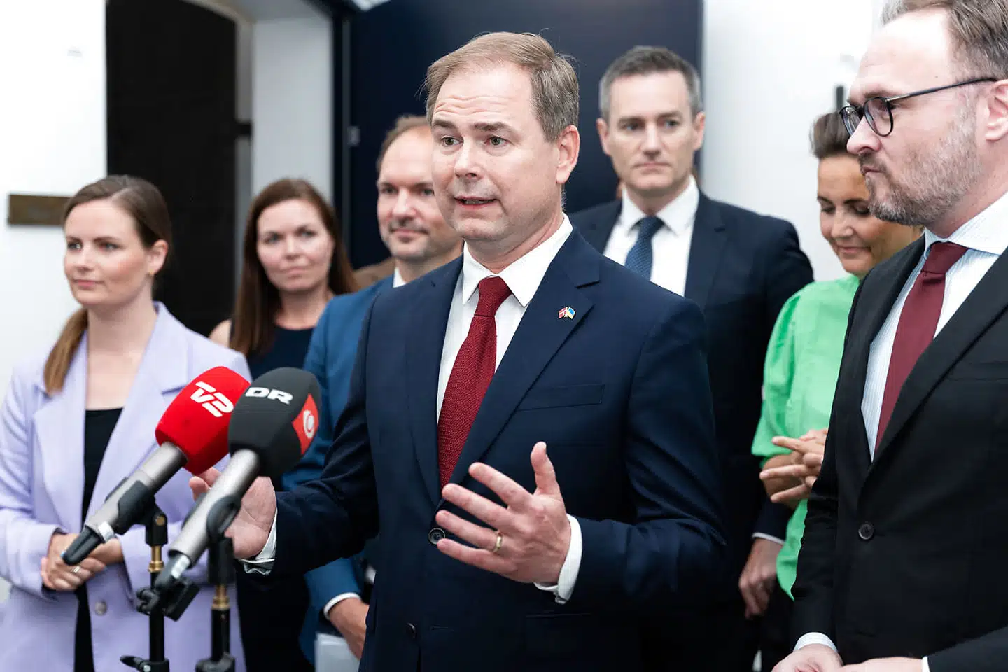 Finansminister Nicolai Wammen, klima-, energi- og forsyningsminister Dan Jørgensen (th.), skatteminister Jeppe Bruus (med skæg, bag Wammen) samt repræsentanter fra aftalepartierne præsenterer aftale om kompensation til husholdninger og grøn fond i Finansministeriet fredag den 24. juni 2022.