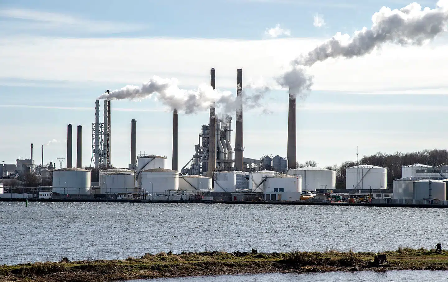 Ifølge aftalen vil firmaer inden for »mineralogiske processer« – det kan være cement, tegl og glas – få ekstra rabat, så afgiften kun lyder på 125 kroner oven i kvoteprisen. Det tæller blandt andet Aalborg Portland (arkivfoto).