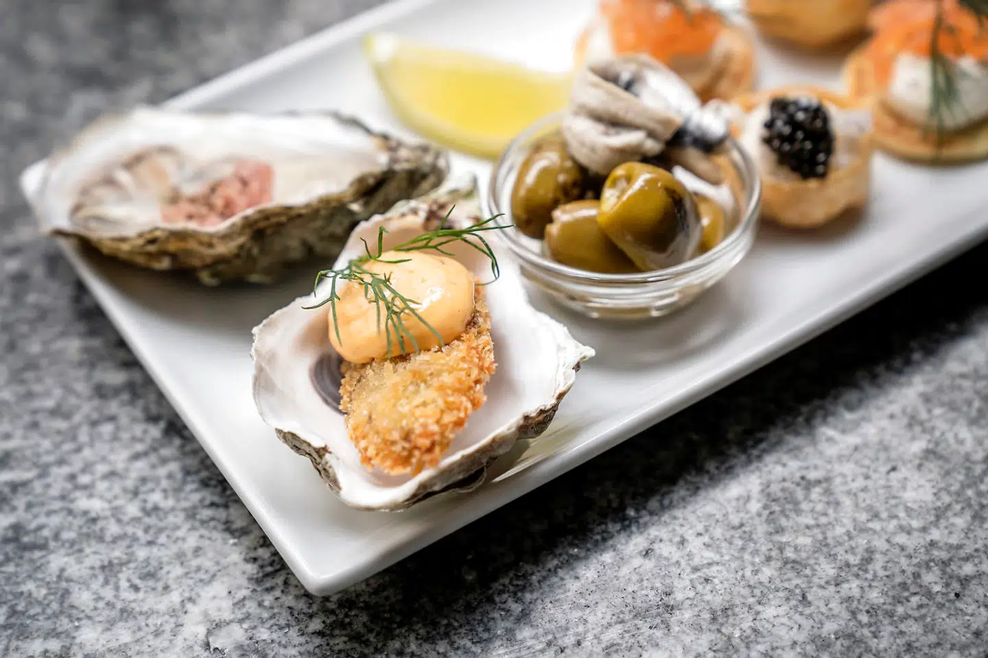 Restaurant Zelestes »Champagne snack« er en meget gavmild servering, der – ikke overraskende – går godt til et glas champagne.