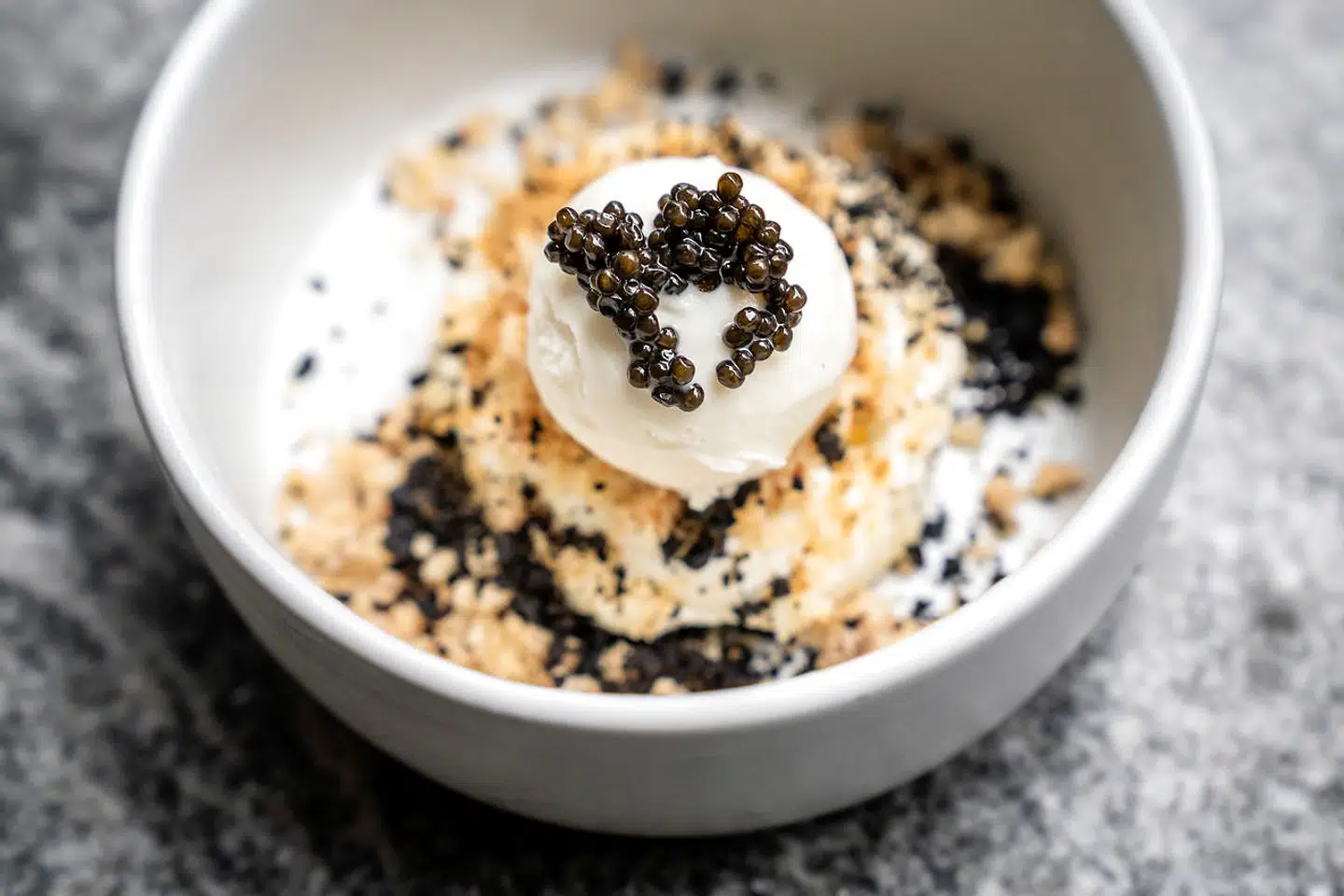 Har man ikke før prøvet det bizarre, men utrolig lykkelige parring af ægte caviar og hvid chokolade, kan man for 115 kroner gøre forsøget på Zeleste.