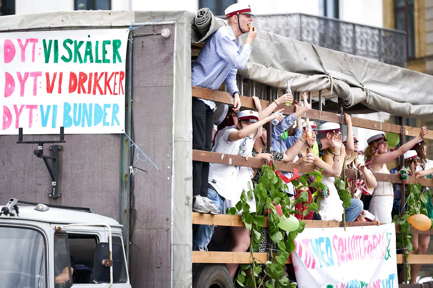 Det er ikke kun studentervognen, som de nyudklækkede studenter hænger ud af i disse dage.
