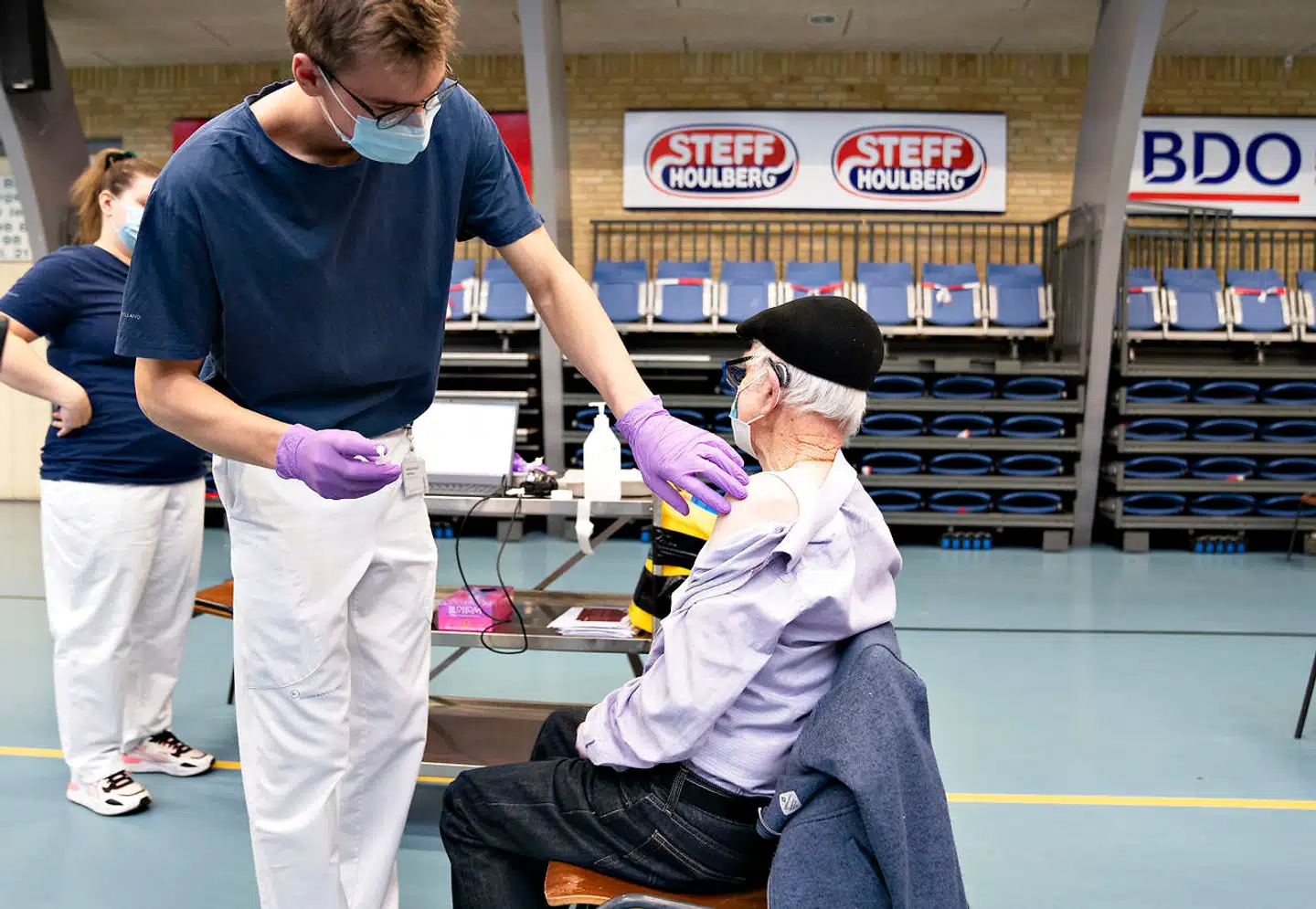 Hver tredje, der er død af covid-19, er en plejehjemsbeboer. Så der er god grund til, at man begynder med at tilbyde revaccination på plejehjemmene, lyder opfordringen fra Alzheimerforeningens direktør, Nis Peter Nissen.