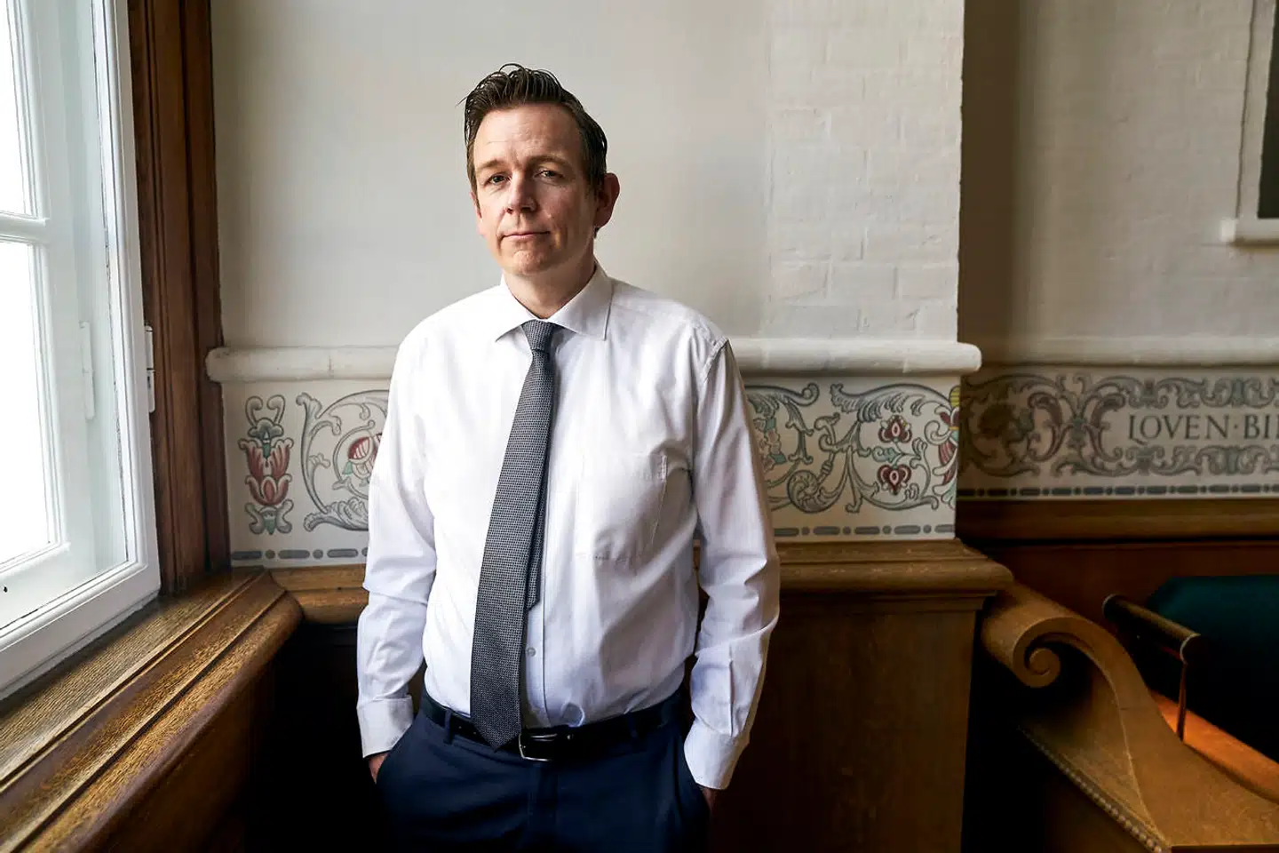 »Når toneangivende blå politikere og deres partier i månedsvis sætter spørgsmålstegn ved, om man kan stole på myndighederne samt afviser at lytte til eksperter, så sætter de tilliden på spil for nogle kortsigtede politiske point,« skriver Rasmus Stoklund