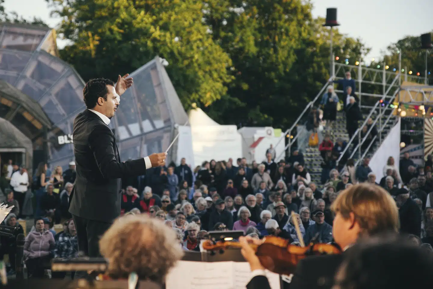 På sit podie fremstår dirigenten som en fuldkommen transparent leder, der både lader musikere og publikum – medarbejderne og kunderne – betragte hvert et træk, der foretages, skriver Andreas Vetö og Lars Stentoft. På fotoet dirigerer Andreas Vetö.