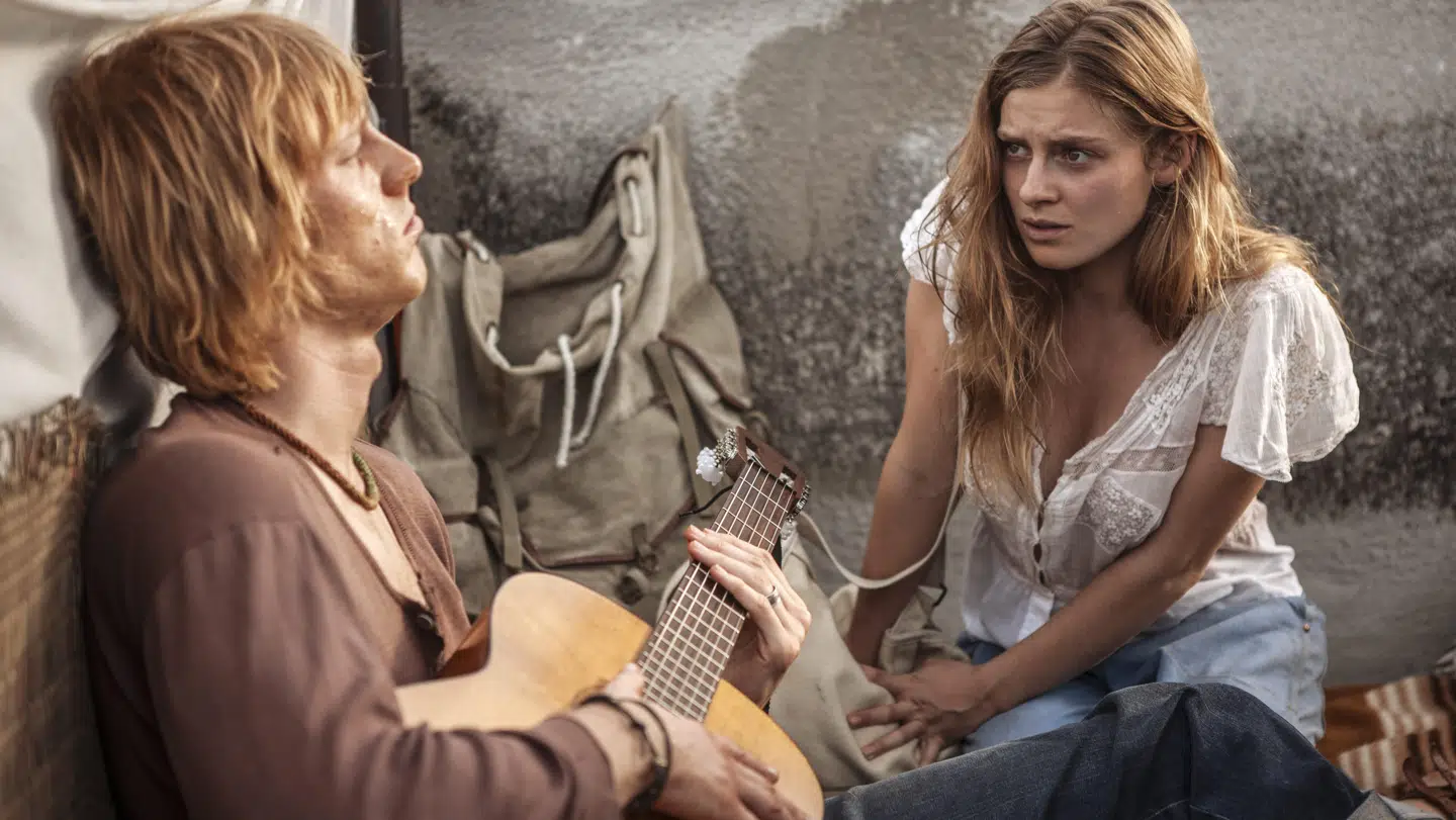 Ole Christian Madsens film får forhåbentlig Eik Skaløe til at genopstå for nye generationer. Her Joachim Fjelstrup som Eik Skaløe og Marie Tourell Søderberg som Iben Nagel Rasmussen i fotograf Jørgen Johanssons stemningsmættede billedstil. Foto: PR