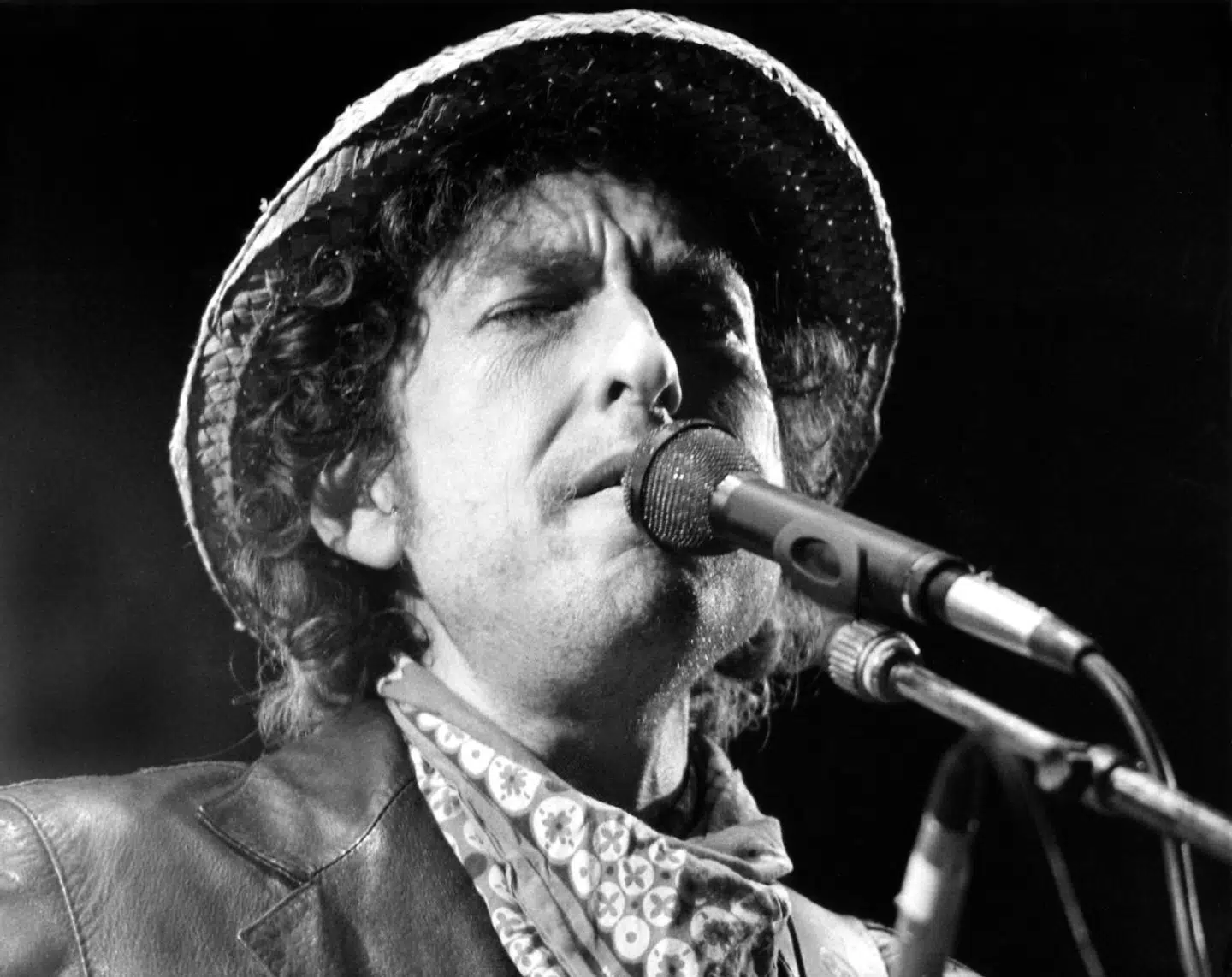 ARCHIV- Der amerikanische Sänger und Musiker Bob Dylan tritt am 03.06.1984 bei einem Open-Air-Konzert im Olympiastadion in München (Bayern) auf. Photo by: Istvan Bajzat/picture-alliance/dpa/AP Images