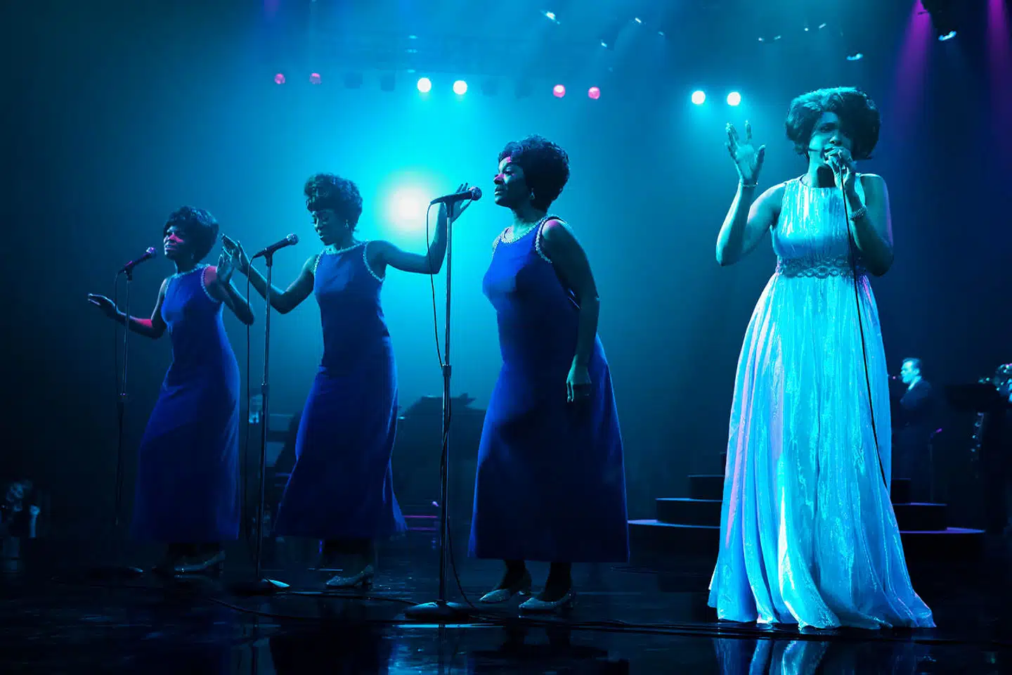 Jennifer Hudson gør sit bedste for at fylde sangerindens sko, og der er både fjerboaer og falske leopardpelse nok til at danne illusionen om en rigtig stjerne, der skjuler sine dæmoner bag et par mørke solbriller. Sagen er bare, at vi gerne vil ind bag de solbriller. Og det kommer vi aldrig i filmen »Respect«.