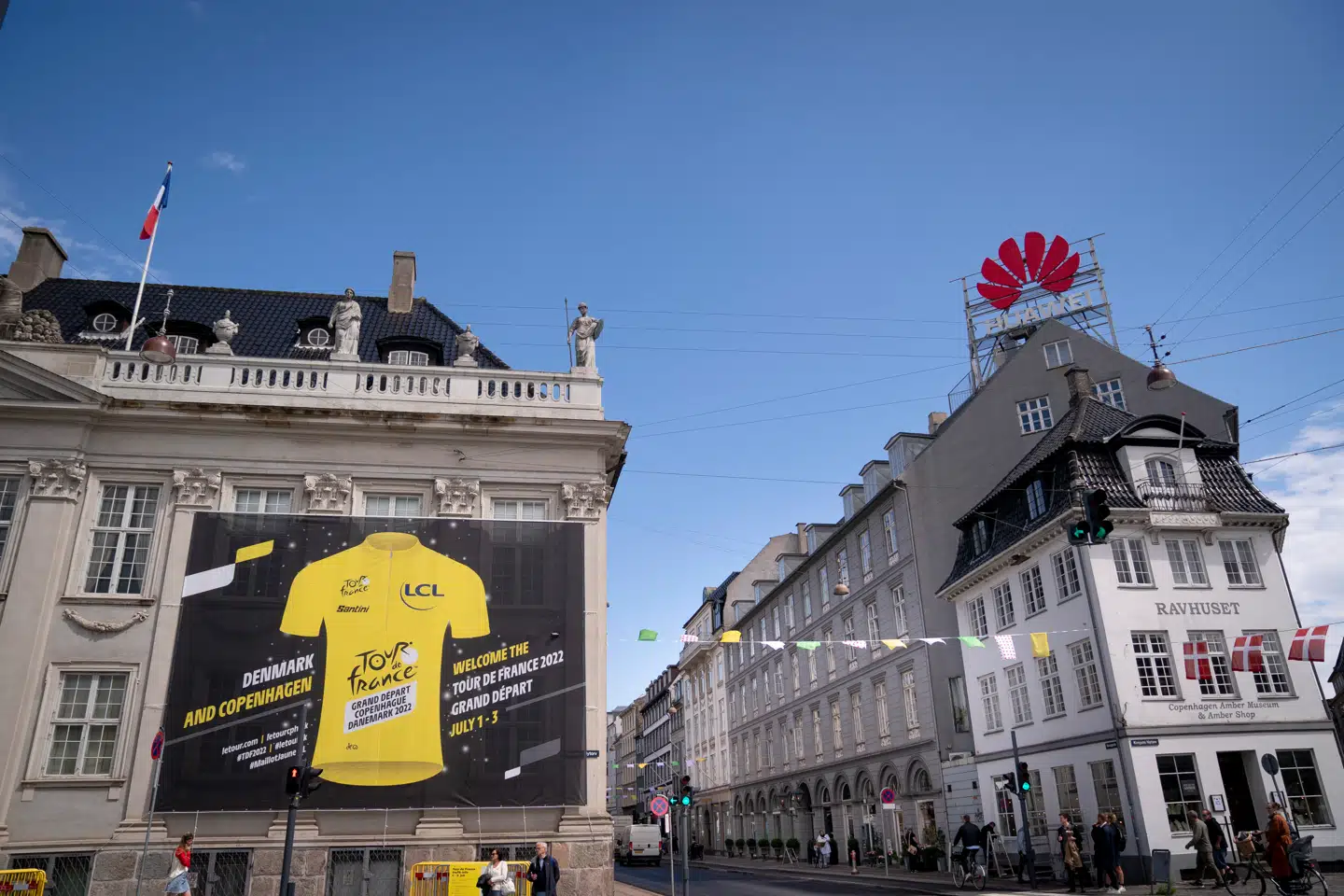 Cykelløbet Tour de France sætter så småt sit præg på København. Her er det den franske ambassade og Bredgade klædt i gule farver.