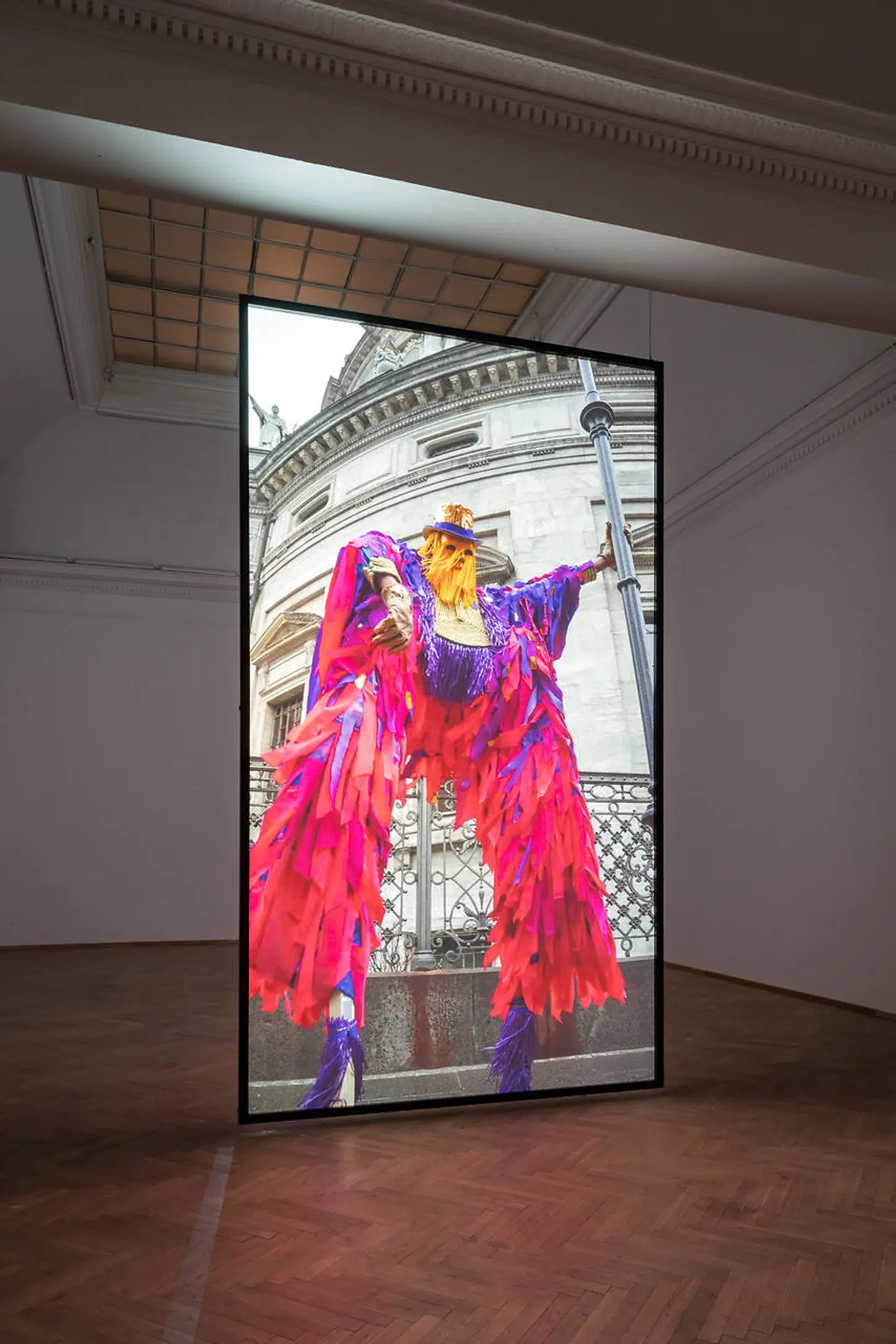 I Ehlers første sal slår hun klo i os med sin mystiske healende Moko Jumbie, som hun har sendt til København for at heale os for koloniale traumer og erindring. I sit monumentale videoværk, "Moko is Future«, danser og vakler den fejende flotte figur omkring i de mennesketomme gader til caribiske karnevals dunkende rytmer.