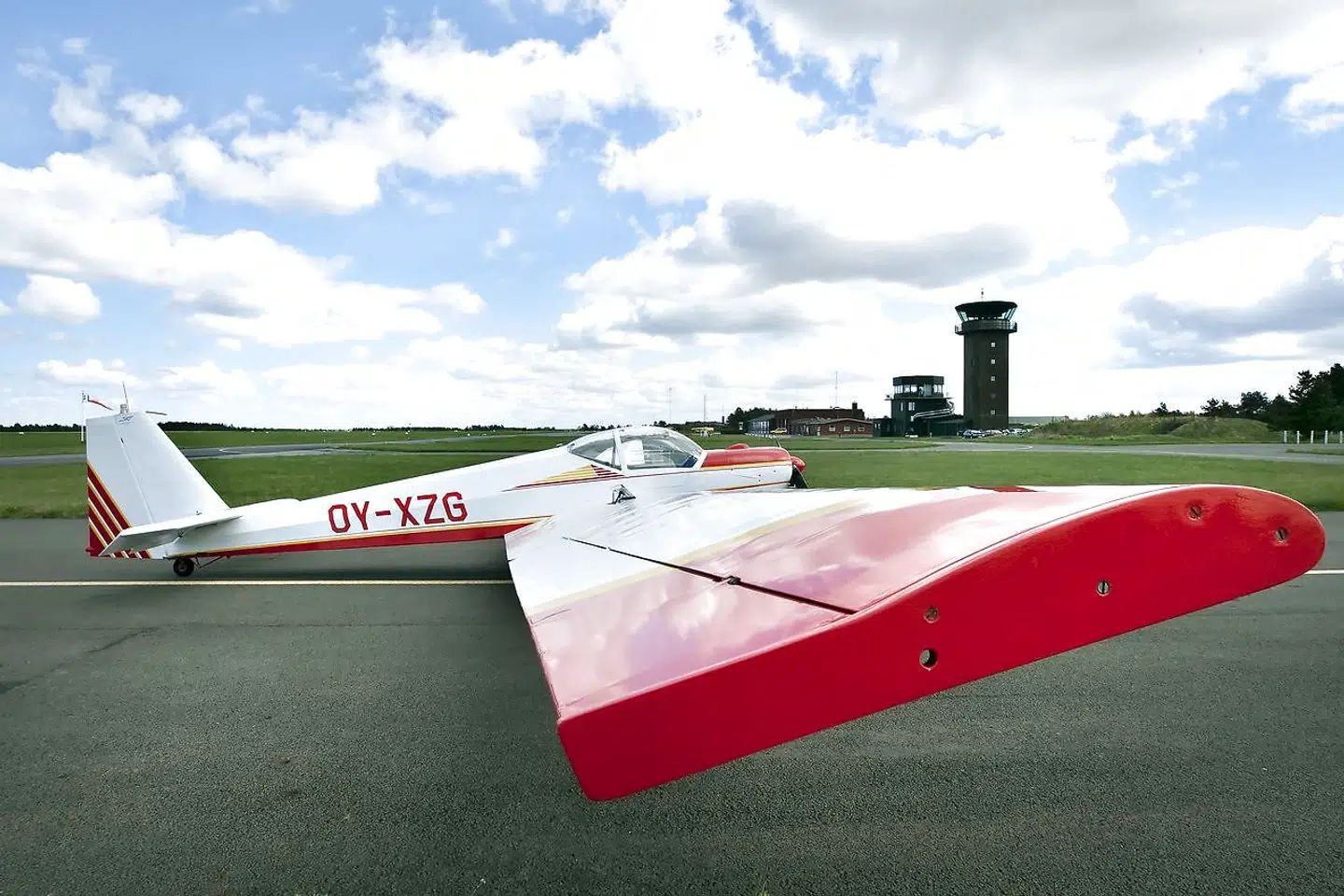 Jyske Bank har med opkøbet af Handelsbanken uden at være klar over det erhvervet sig en ejerandel af Herning Lufthavn, der er en lille lufthavn med forskellige aktiviteter som svævefly, helikopter og faldskærmsudspring.