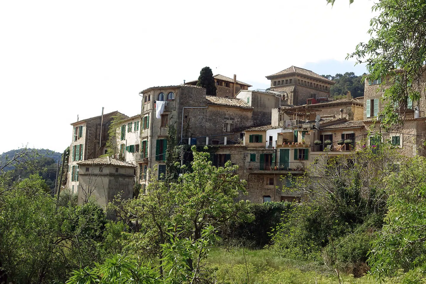 Mallorca kan også – med den argentinske forfatter Jorge Luis Borges' ord – være »sted, der ligner lykken, egnet til at være lykkelig dér«. Som her ved Valldemossa.