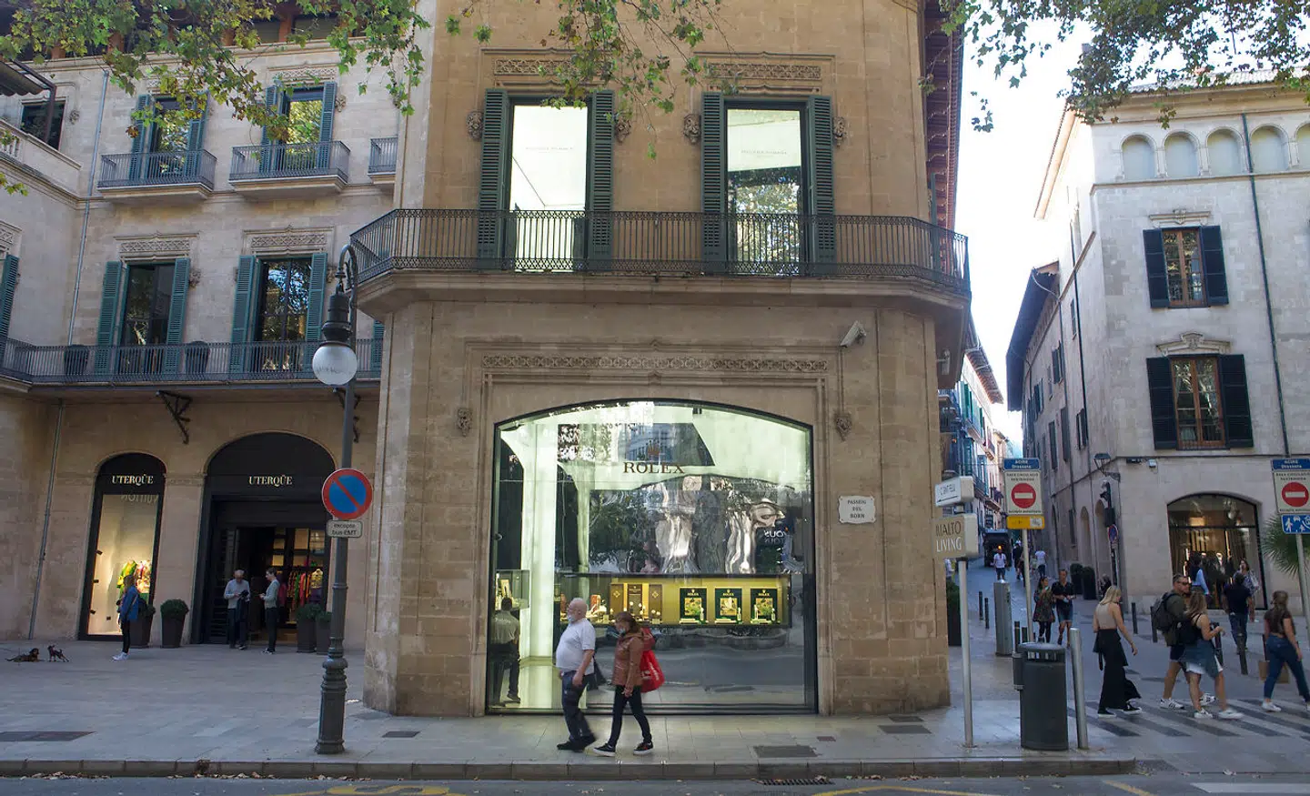 Luksusbutikker i downtown Palma. Skal Mallorca nu kun være en destination for rige turister, spørger ejeren af et par tostjernede hoteller indigneret.