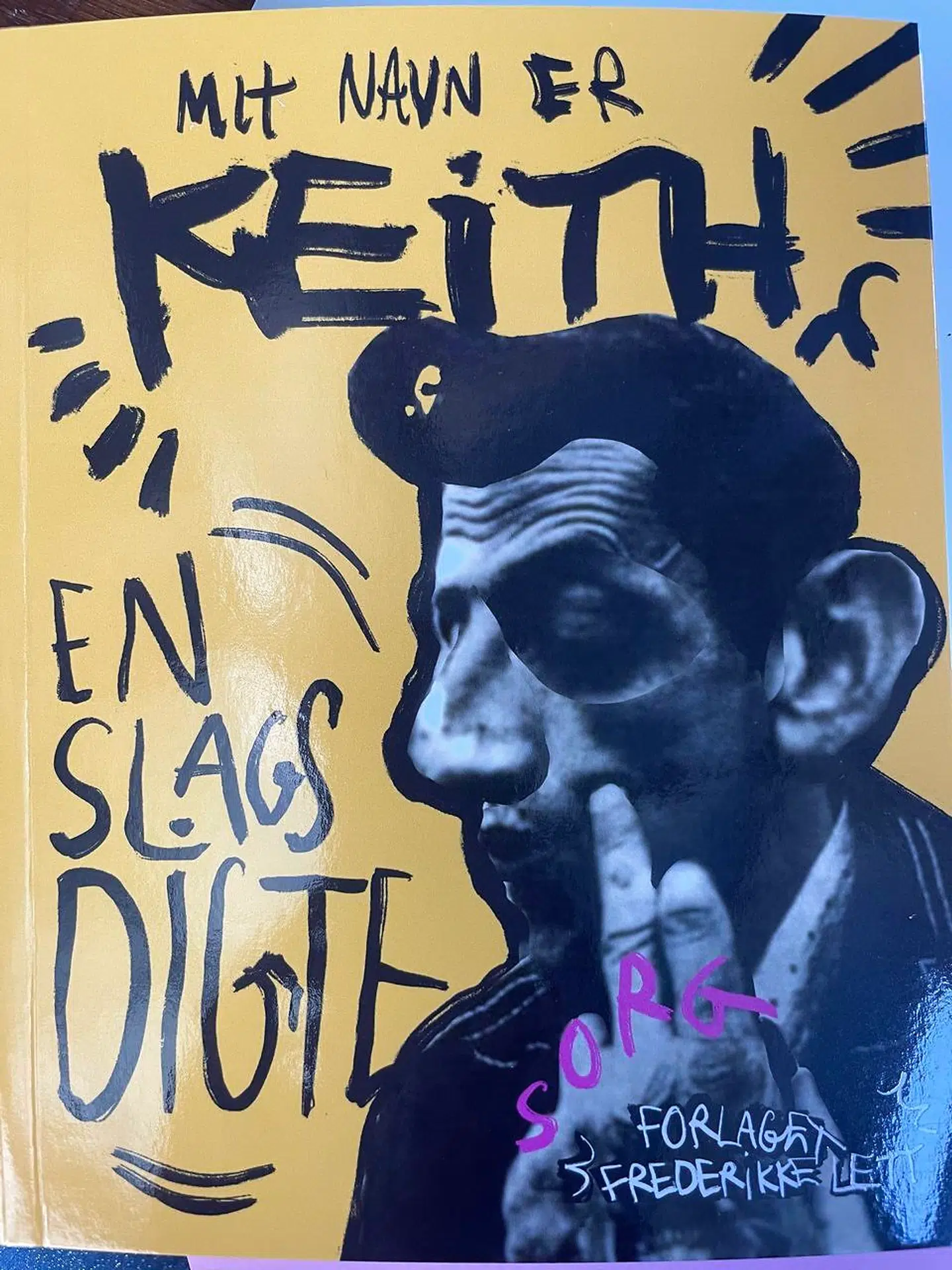 »Man skal forberede sig på, at der ikke er tale om et sammenhængende Værk, men en eklektisk poesitur på the wild side«