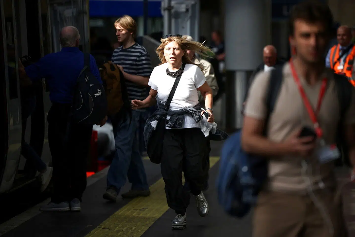 Desperate togpassagerer forsøger at fange det sidste tog før strejken på Londons Waterloo station.