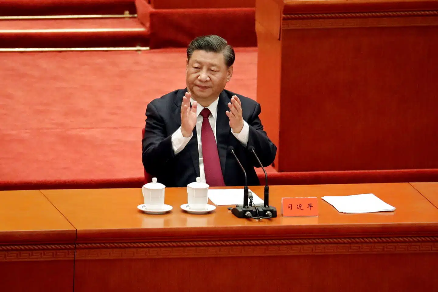 »I modsætning til Vesten bygger Kinas udviklingsmodel ikke på en grundlæggende adskillelse mellem privat og offentlig sektor, hvorfor virksomheders væsentligste funktion ikke er at skabe profit ud fra egne ideer og værdigrundlag, men snarere at bidrage til den bestemte udvikling og målsætninger som er udstukket fra centralt hold af Kommunistpartiet,« skriver Jacob Mchangama.