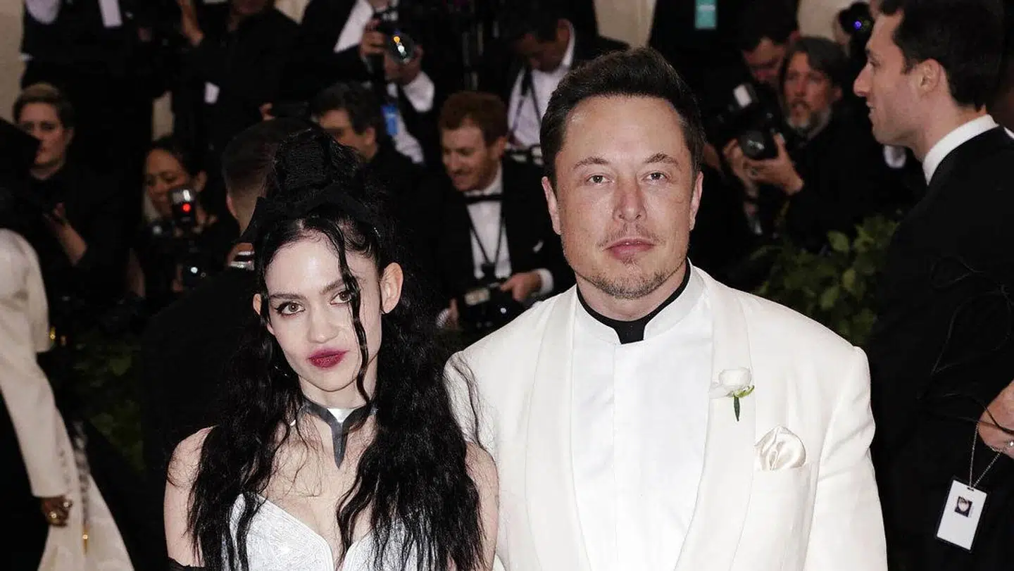 Elon Musk med sin nu tidligere hustru, Claire Elise Boucher, kendt under navnet Grimes, ved Costume Institute Benefit Gala i 2018. Parret har sammen to børn. Tesla-ejeren har yderligere seks børn med sin første hustru, Justine Wilson.