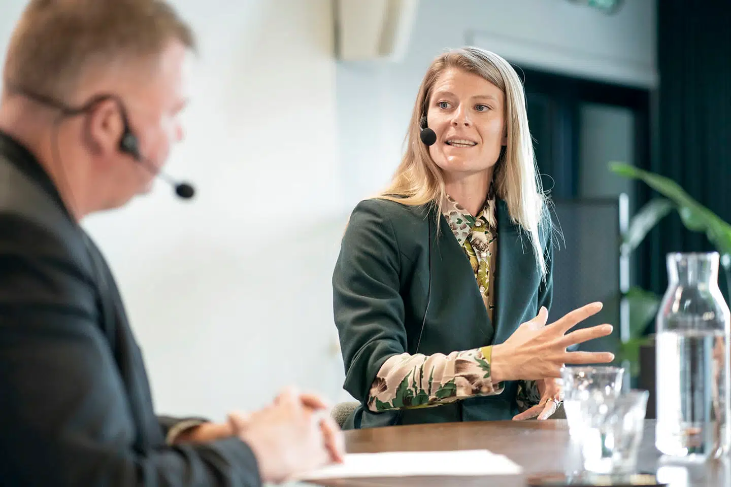 De »demokratiske samtaler« er foranlediget af, at statsminister Mette Frederiksen (S) har udtalt en dyb bekymring for kvaliteten af netop den demokratiske samtale i medierne og i den politiske debat herhjemme. Mandag deltog kulturminister Ane Halsboe-Jørgensen (S) i arrangementet.