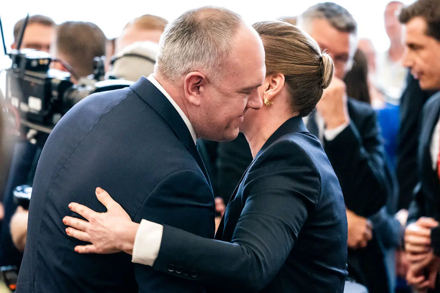 »Da Ukraine blev invaderet, tilsagde den danske regering straks Ukraine sin støtte, men da det kom til spørgsmålet om kandidatstatus, rystede den på hånden,« skriver Per Stig Møller. Her ses statsminister Mette Frederiksen (S) og Ukraines ambassadør i Danmark, Mykhailo Vydoinyk, inden Folketingets medlemmer overværer den ukrainske præsident, Volodymyr Zelenskyj, holde tale via et videolink 29. marts 2022.