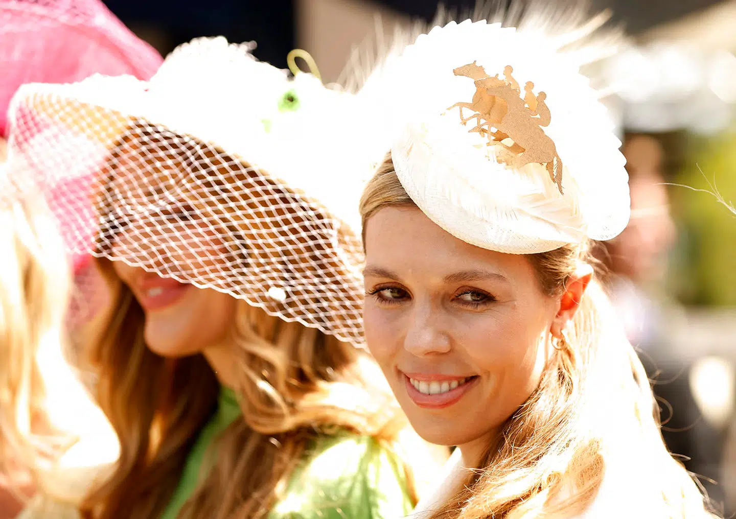 Premierminister Boris Johnsons hustru, Carrie Johnson, mødte i sidste uge frem til det traditionsrige hestevæddeløb Royal Ascot, der blandt andet er kendt for de kvindelige tilskueres fantasifulde hatte.