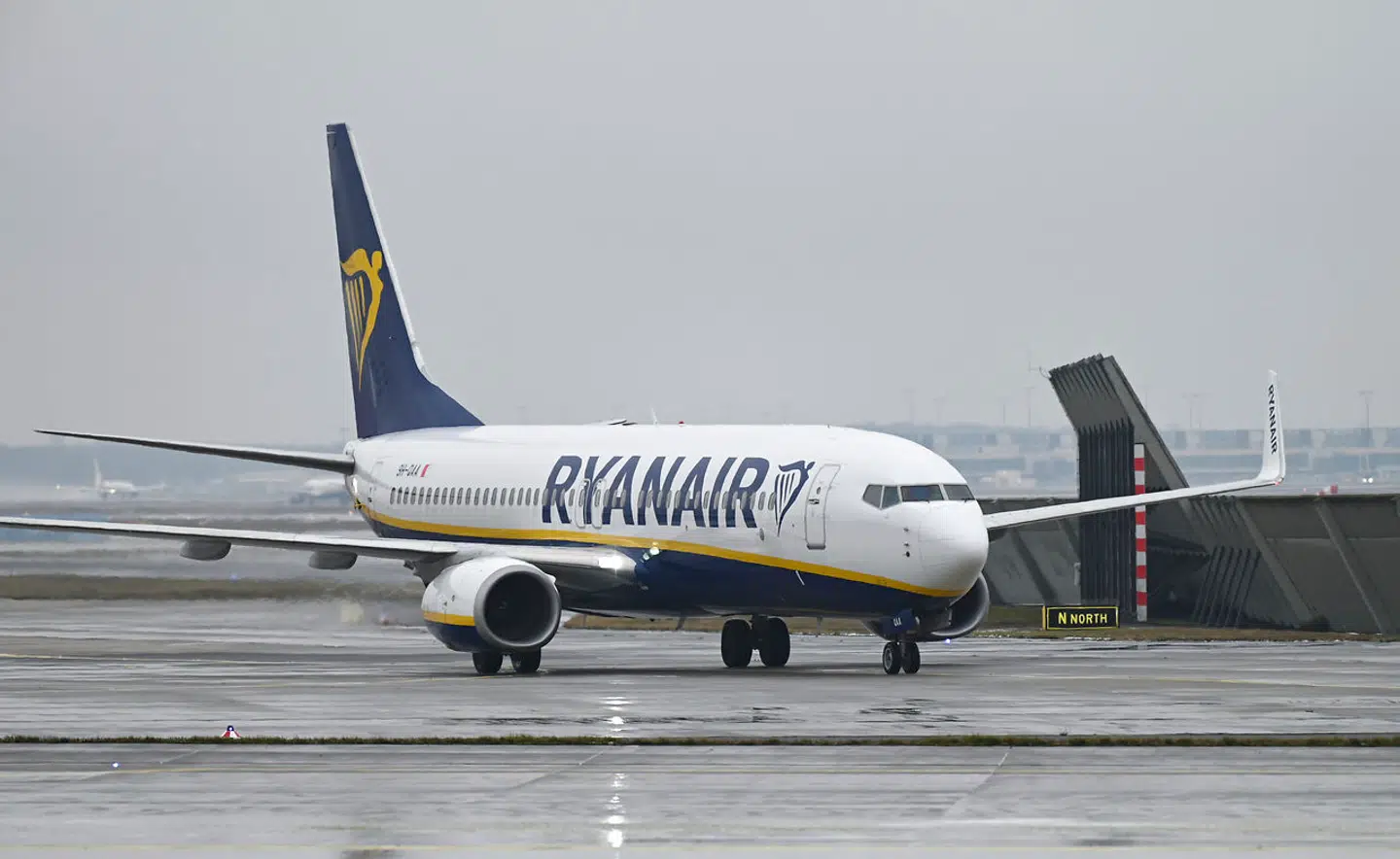 Sommerferien nærmer sig, og for mange betyder det et smut til udlandet. Men nu rammer en nationalstrejke, der mandag har fået en lufthavn til at aflyse alle sine afgange.