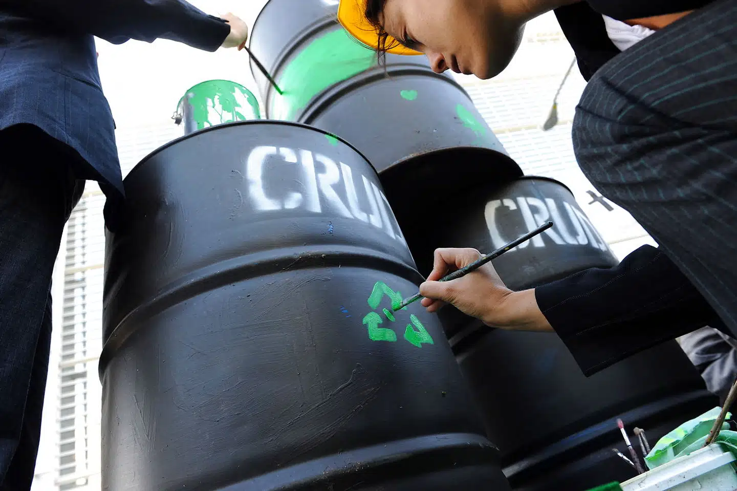 »De er ustoppelige, for de klare regler er der ikke. Gråzonen er alt for stor, og muligheden og økonomien til at forføre forbrugere ind i et forkvaklet billede af at vi er på rette spor, er for fristende,« skriver Lotte Hansen.