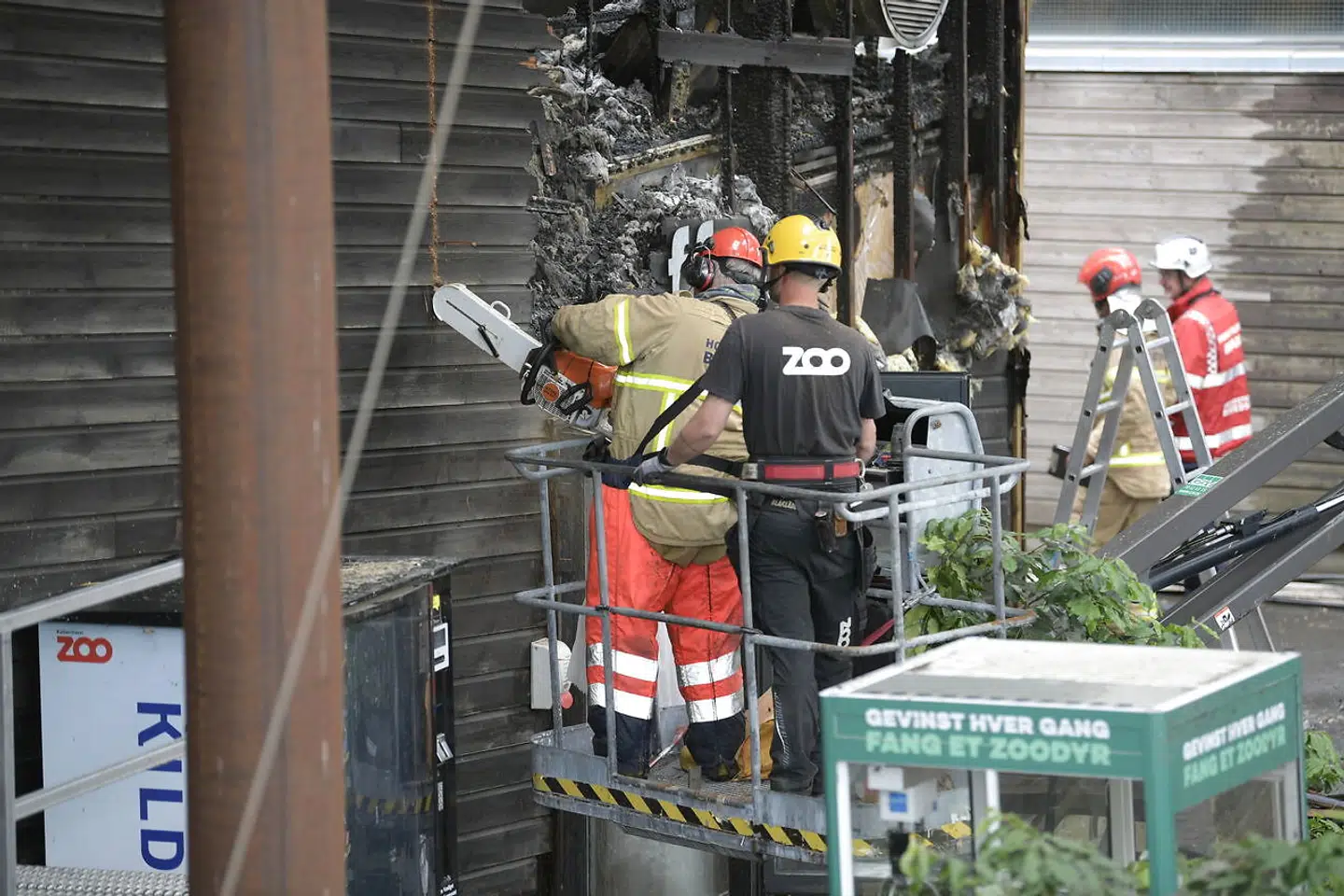 Brandvæsenet arbejder ved girafhuset i Zoologisk Have på Frederiksberg, hvor der tidligt mandag morgen udbrød brand.